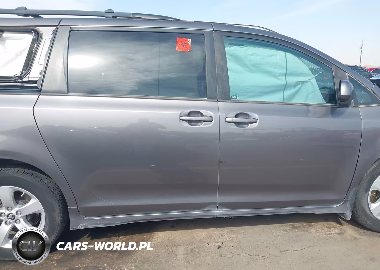 2018 Toyota Sienna Le 8 Passenger VIN:5TDKZ3DC2JS924524 - 13