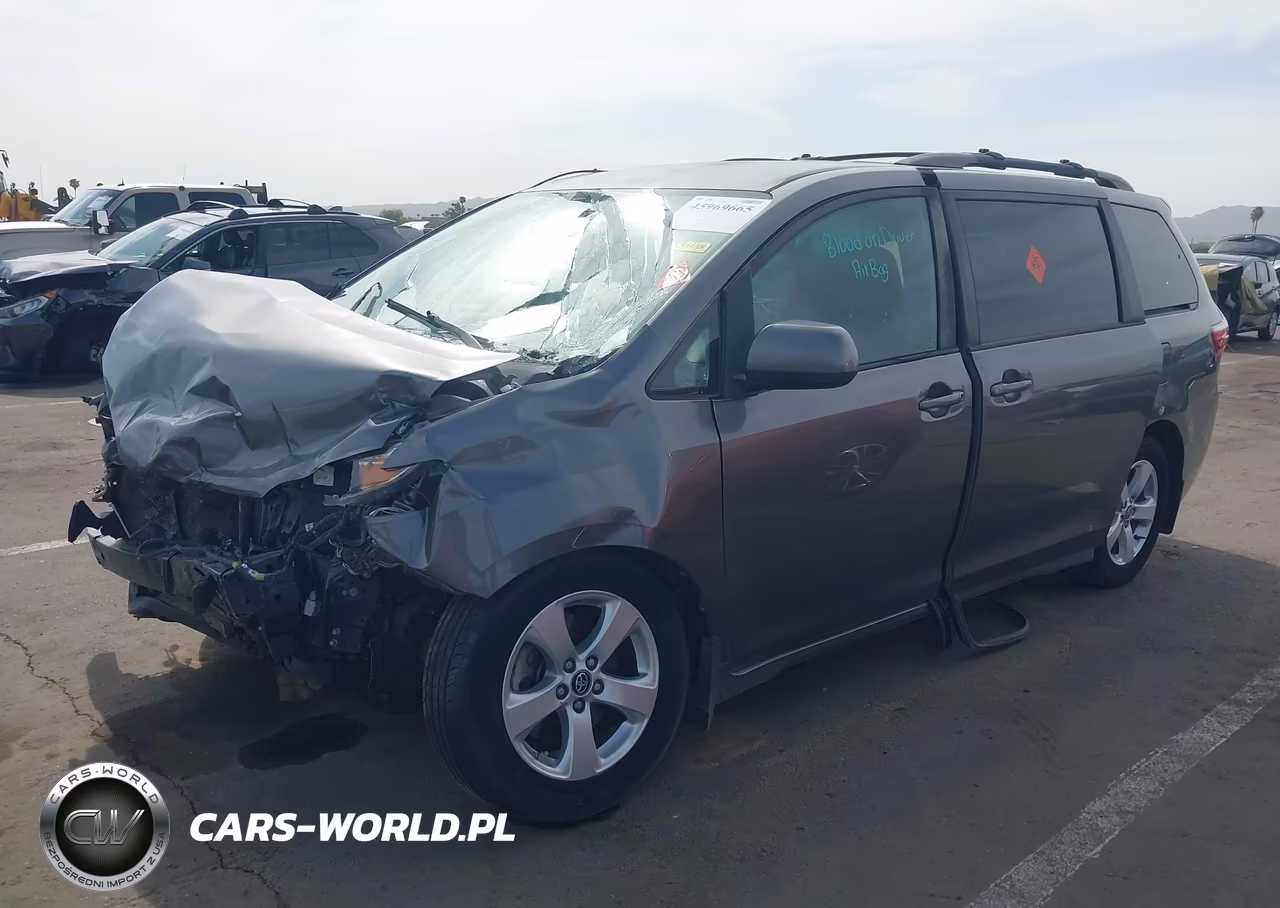 2018 Toyota Sienna Le 8 Passenger VIN:5TDKZ3DC2JS924524 - 2