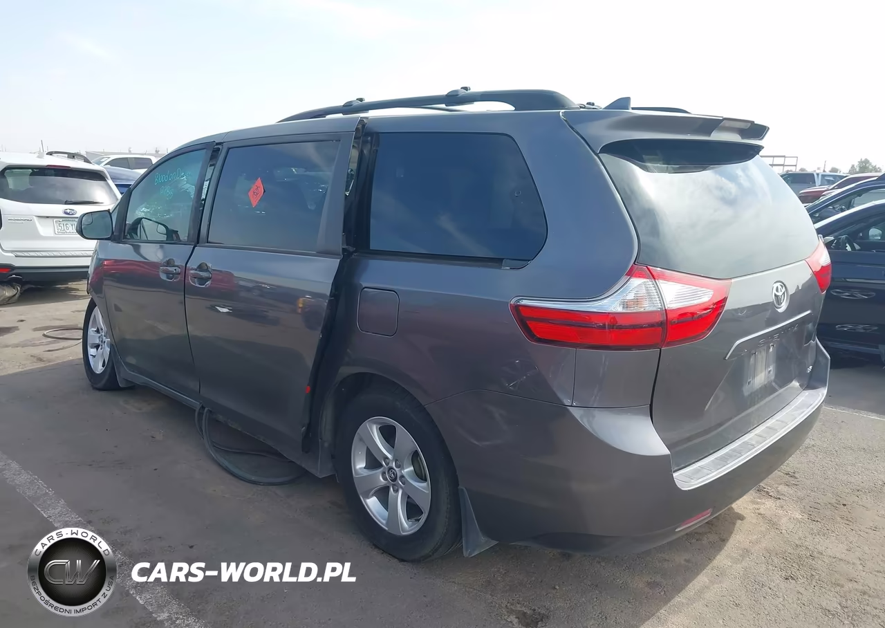 2018 Toyota Sienna Le 8 Passenger VIN:5TDKZ3DC2JS924524 - 3