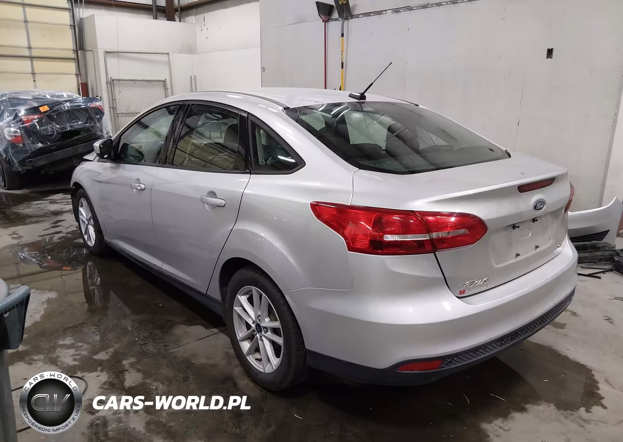 2018 Ford Focus Se VIN:1FADP3F27JL327962 - 3
