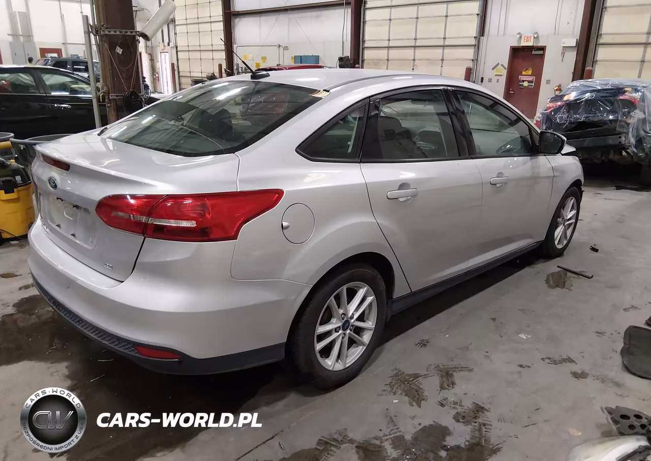 2018 Ford Focus Se VIN:1FADP3F27JL327962 - 4