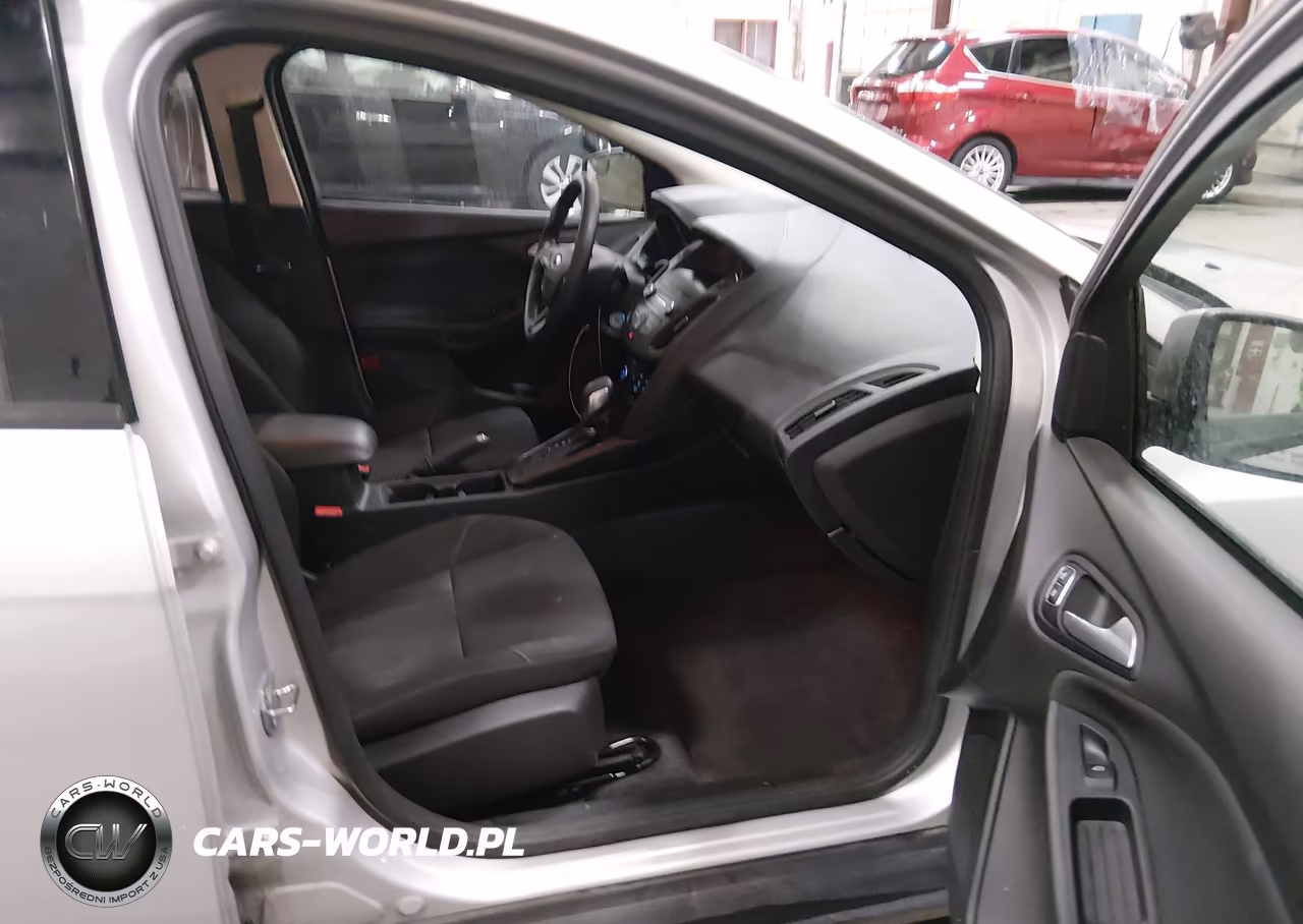 2018 Ford Focus Se VIN:1FADP3F27JL327962 - 5