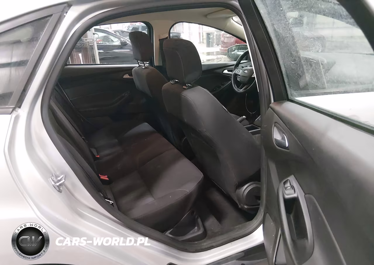 2018 Ford Focus Se VIN:1FADP3F27JL327962 - 8