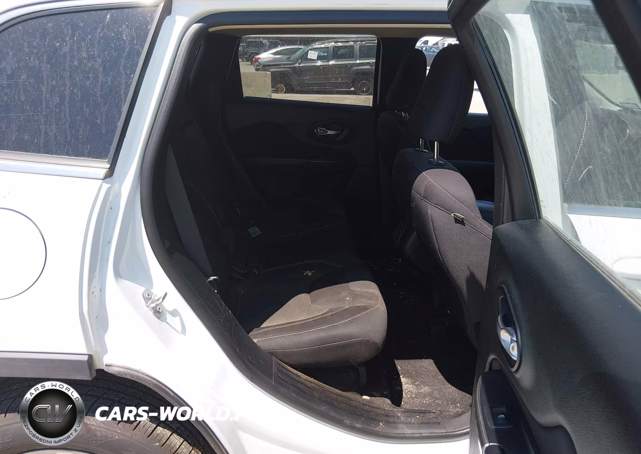 2015 Jeep Cherokee Latitude VIN:1C4PJLCB4FW741591 - 8