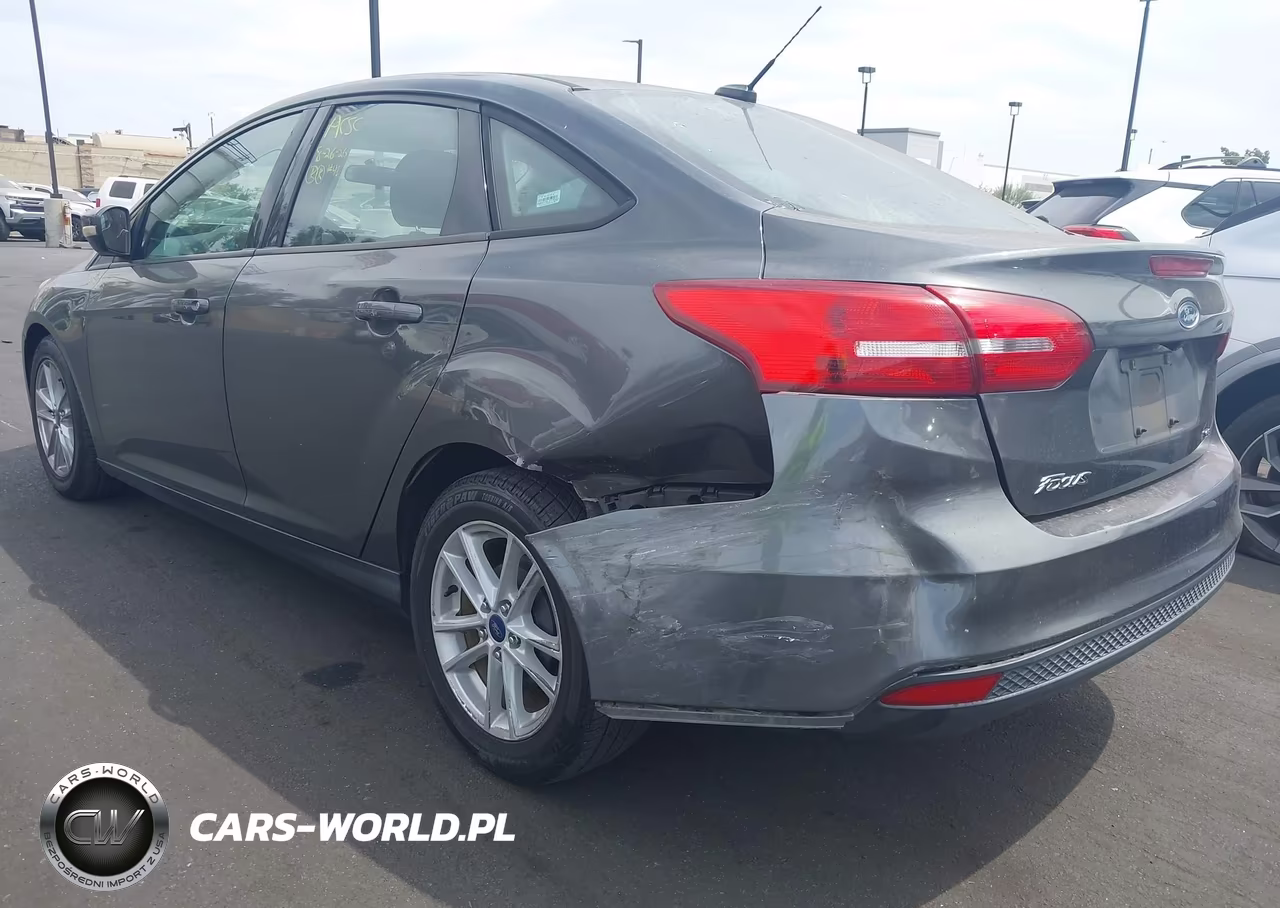 2017 Ford Focus Se VIN:1FADP3F27HL217942 - 3