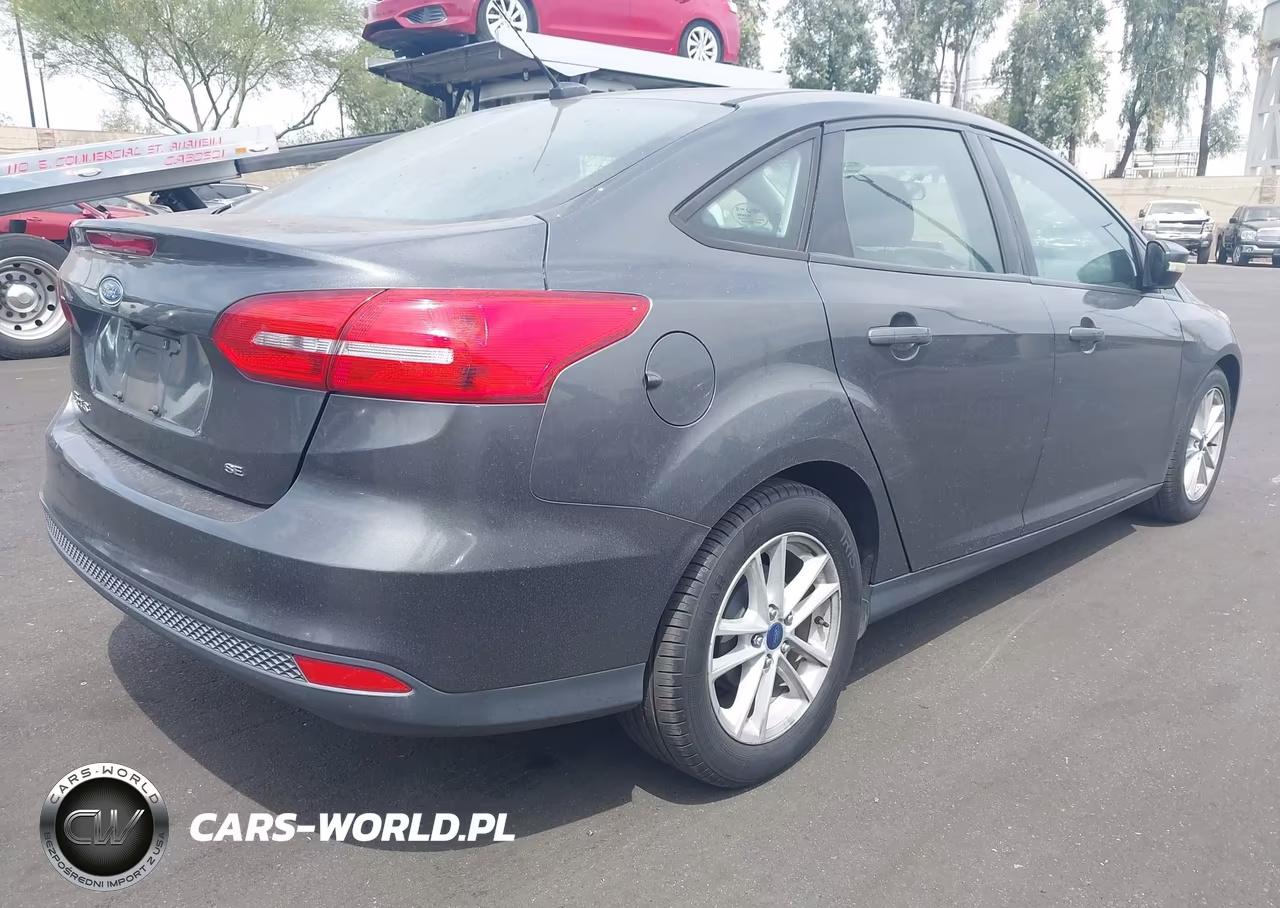 2017 Ford Focus Se VIN:1FADP3F27HL217942 - 4