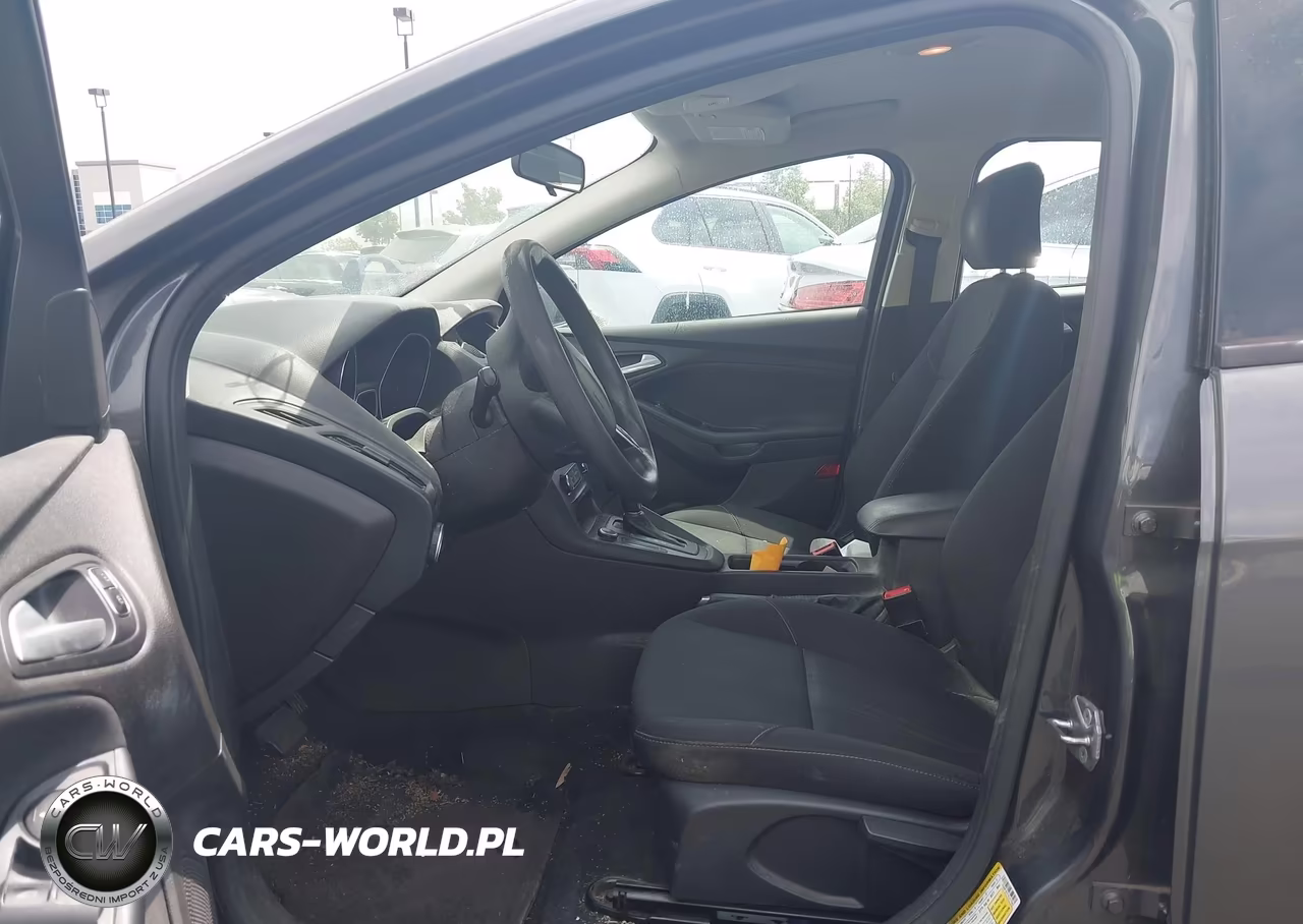 2017 Ford Focus Se VIN:1FADP3F27HL217942 - 5