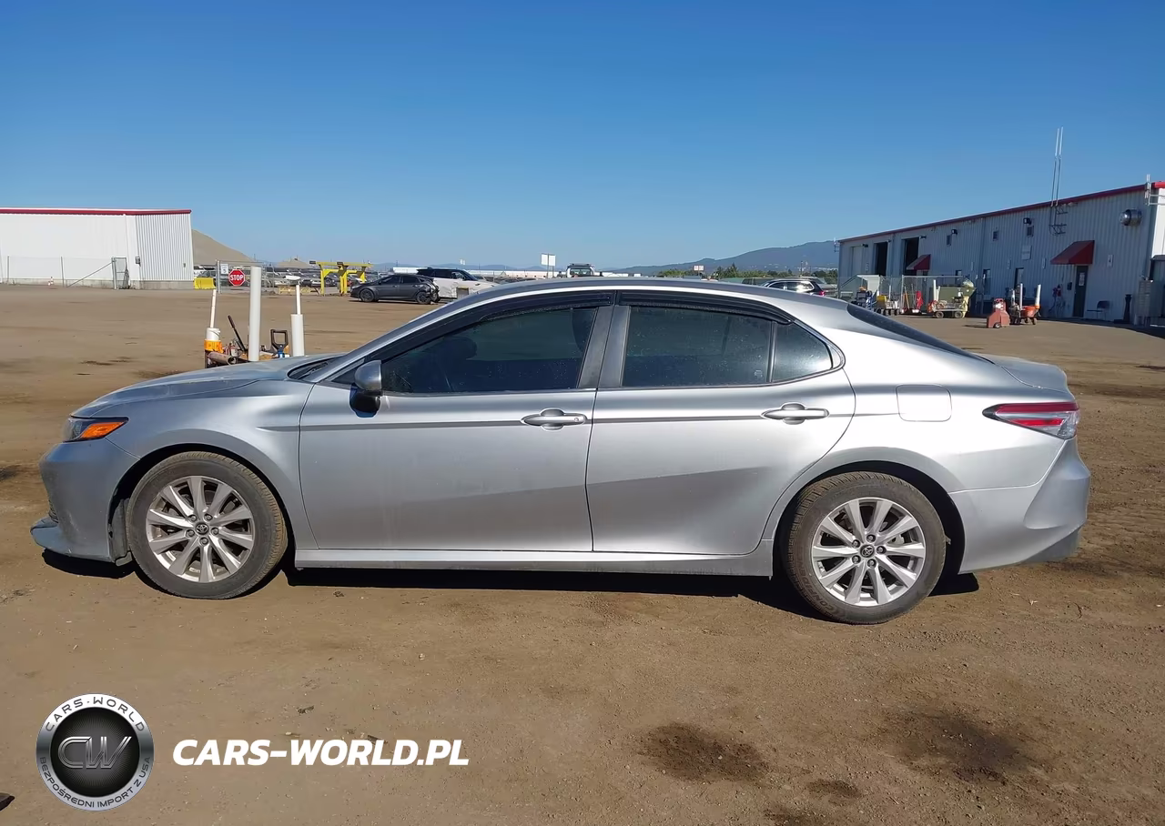 2018 Toyota Camry Le VIN:4T1B11HK3JU046977 - 14