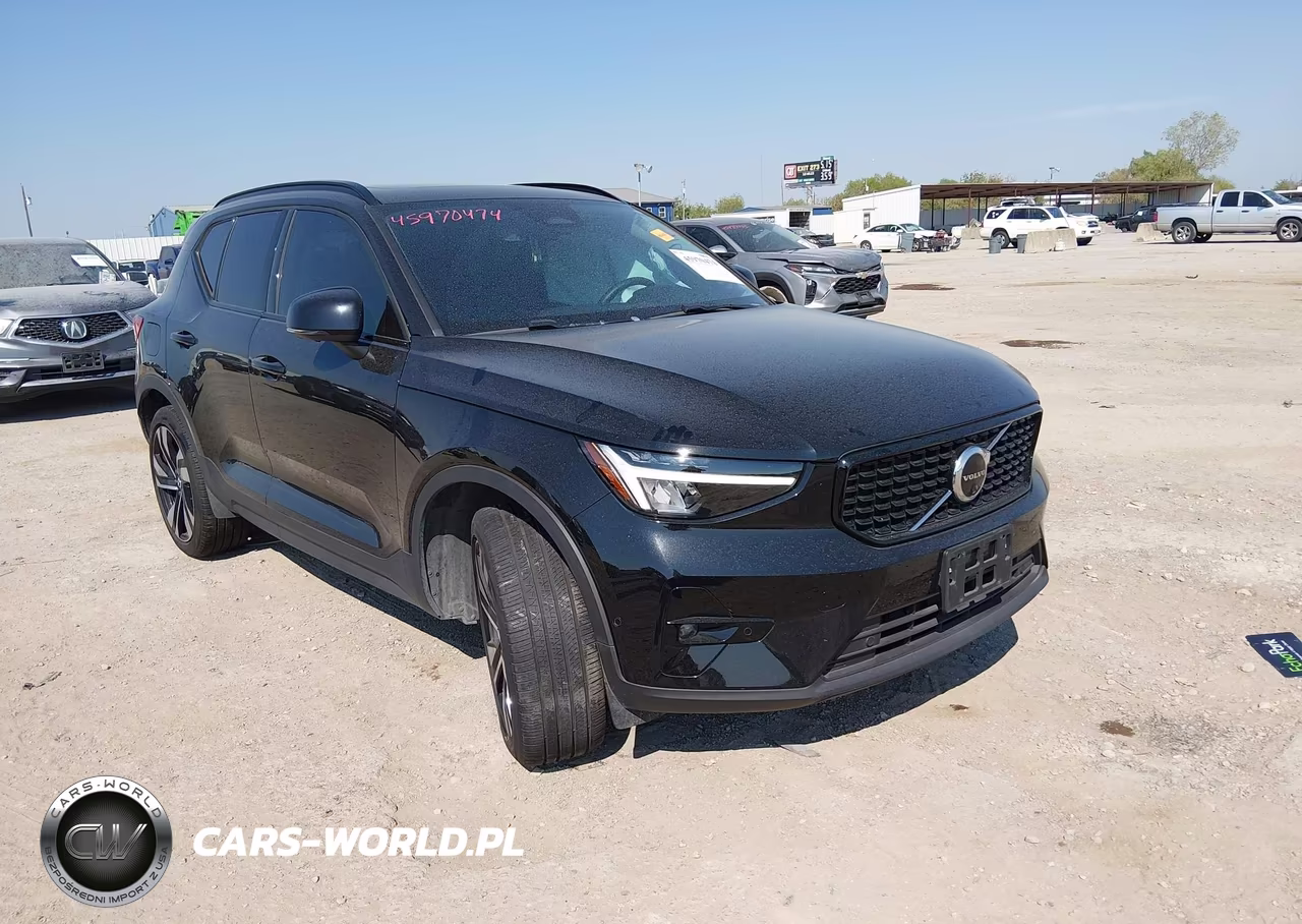 2025 Volvo Xc40 B5 Plus Dark Theme