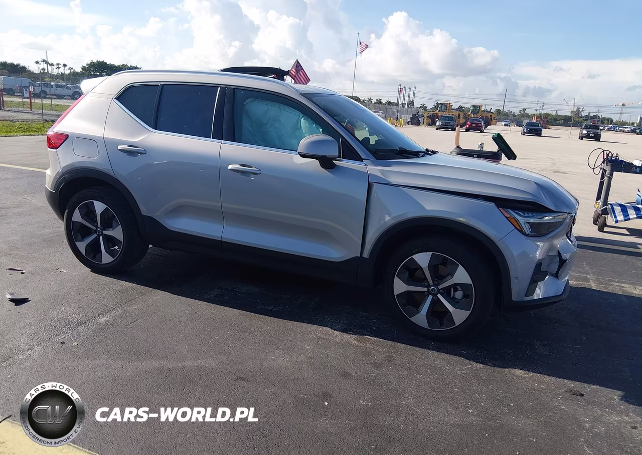 2024 Volvo Xc40 B5 Plus Bright Theme – zdjęcie 1 z 16