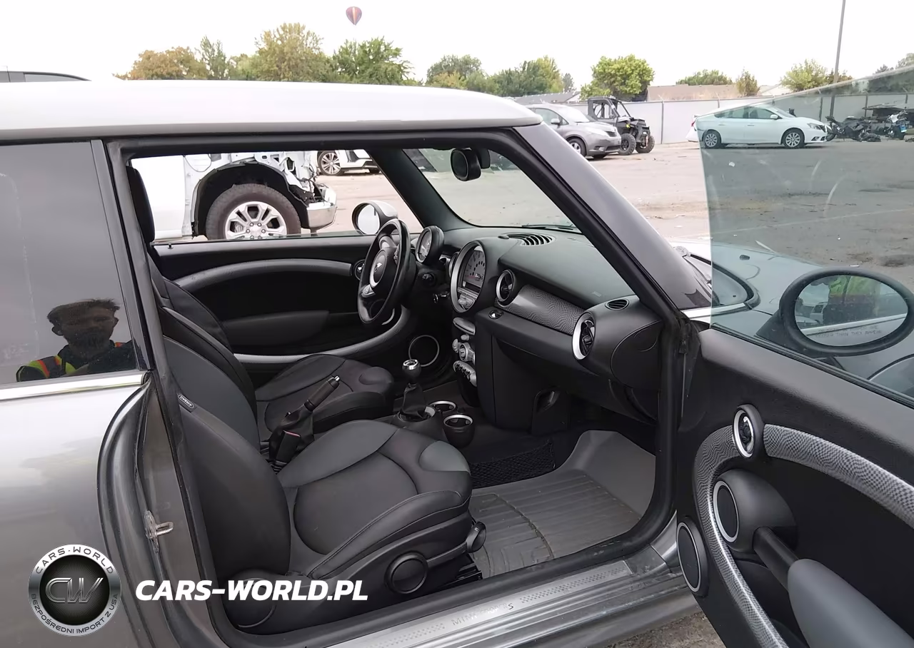 2009 Mini Cooper S VIN:WMWMF735X9TX40521 - 5