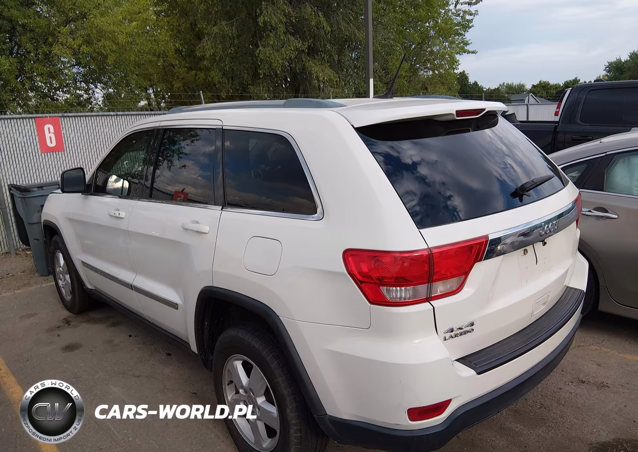 2011 Jeep Grand Cherokee Laredo VIN:1J4RR4GG3BC570092 - 3
