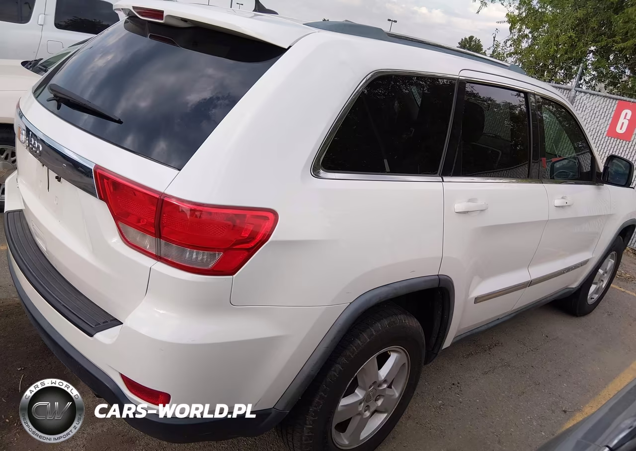 2011 Jeep Grand Cherokee Laredo VIN:1J4RR4GG3BC570092 - 4