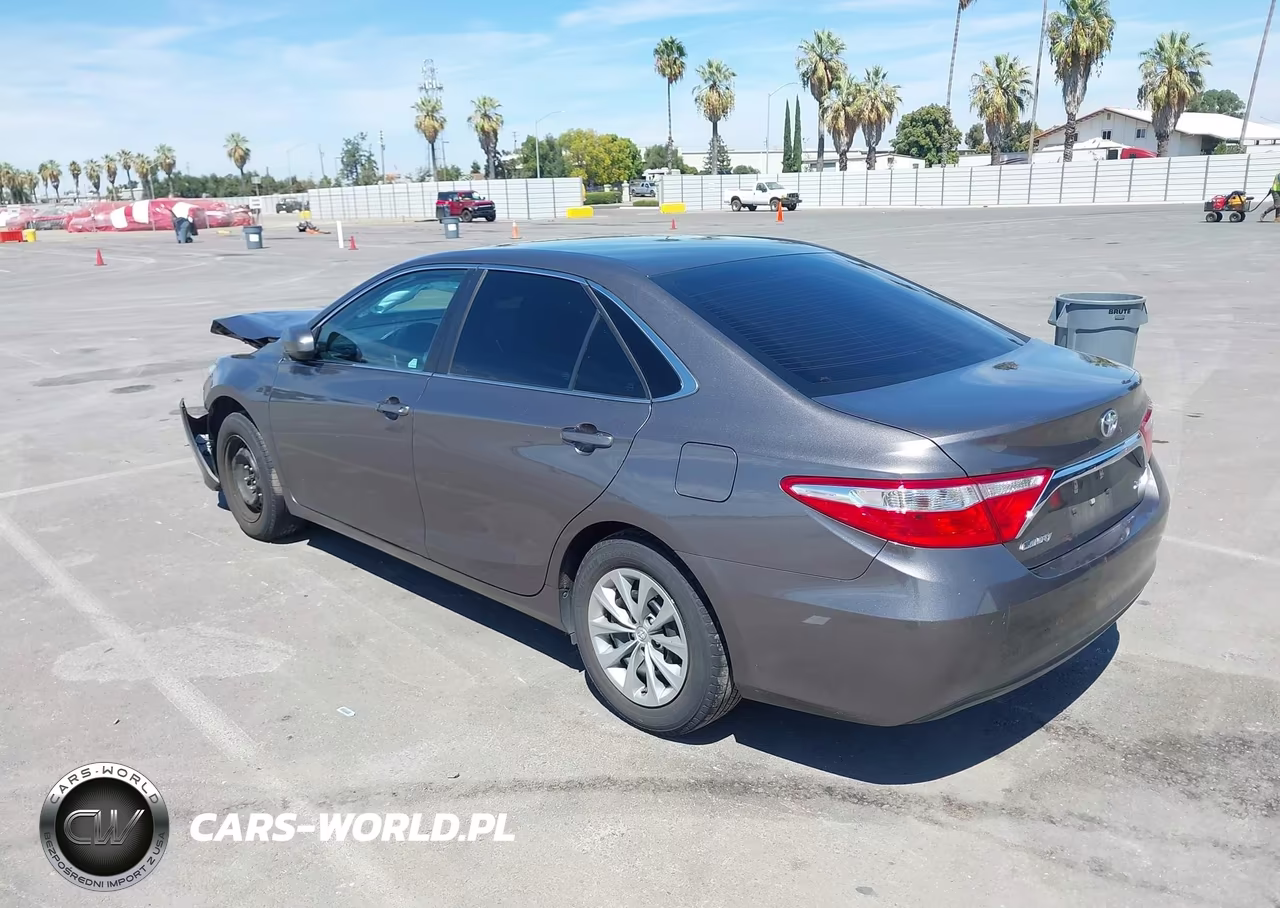 2017 Toyota Camry Le VIN:4T1BF1FK3HU670230 - 3