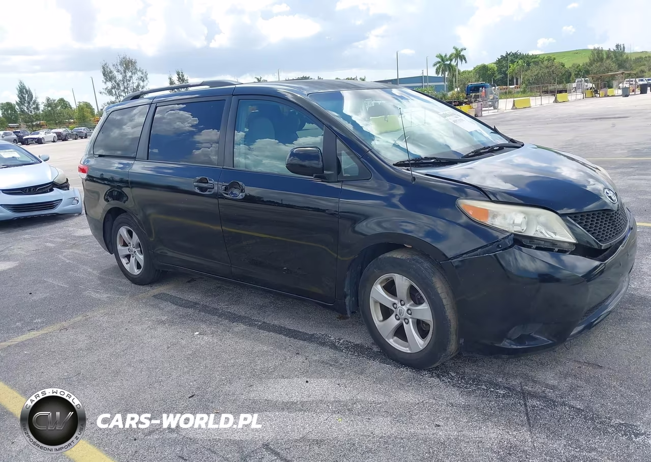 2012 Toyota Sienna Le V6 8 Passenger