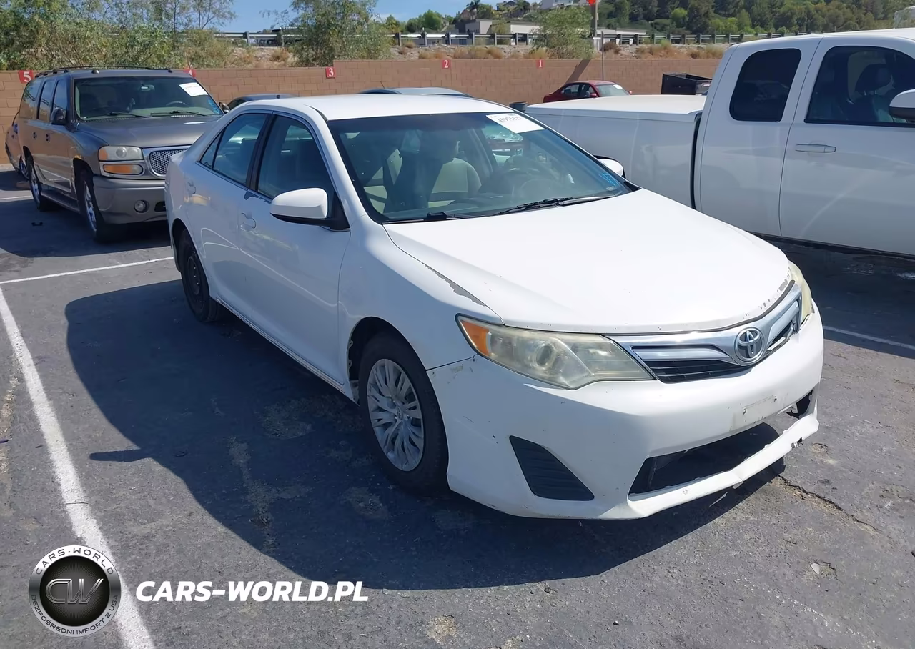 2014 Toyota Camry Le – zdjęcie 1 z 16