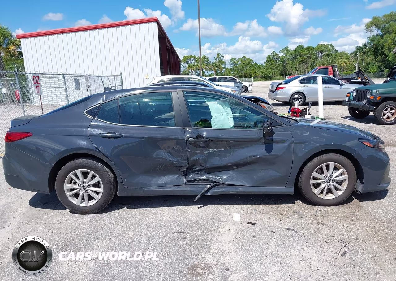 2025 Toyota Camry Le VIN:4T1DAACK1SU589701 - 13