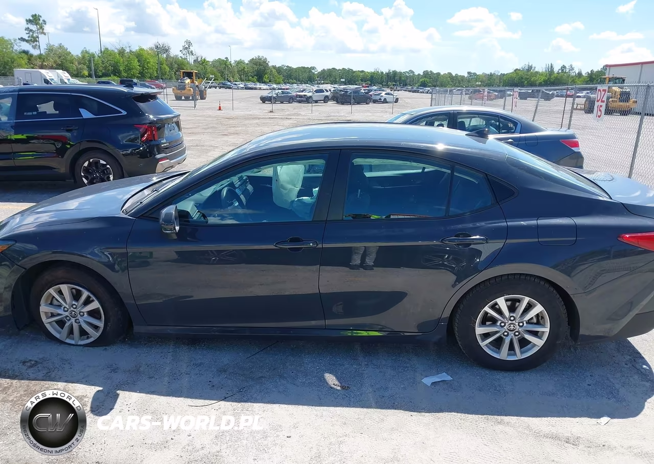 2025 Toyota Camry Le VIN:4T1DAACK1SU589701 - 14