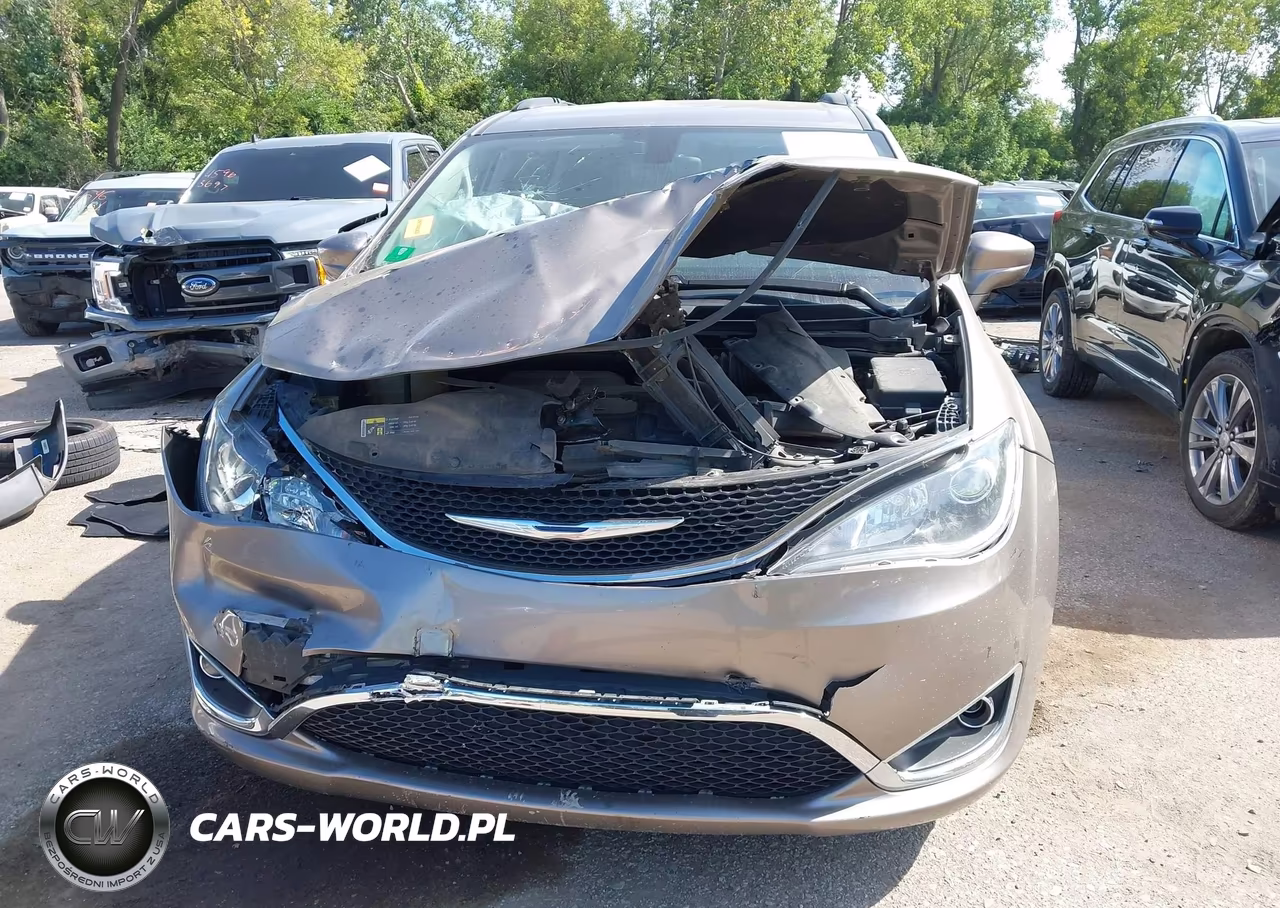 2017 Chrysler Pacifica Touring-L VIN:2C4RC1BG6HR536712 - 11