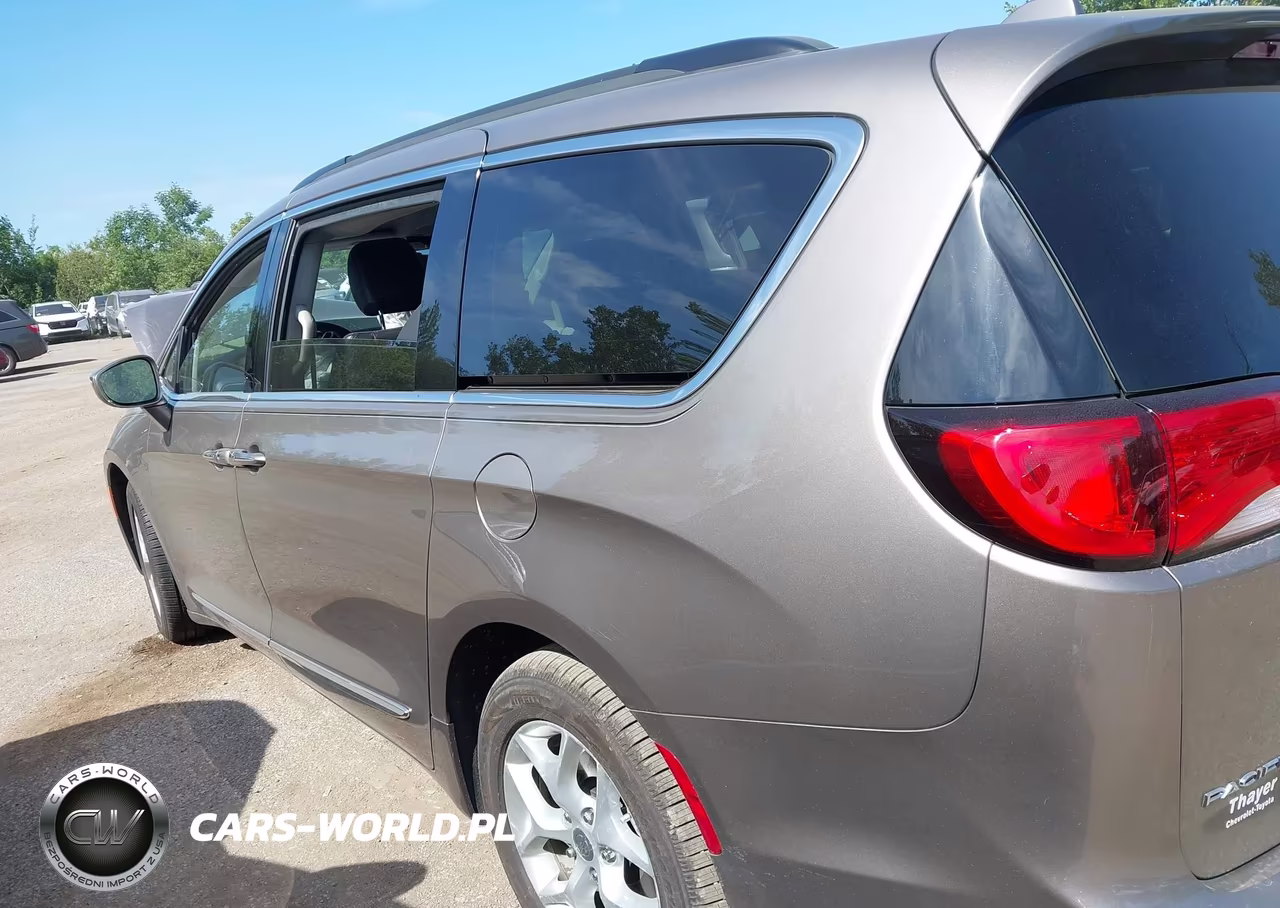2017 Chrysler Pacifica Touring-L VIN:2C4RC1BG6HR536712 - 13
