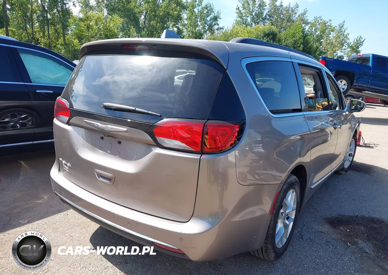 2017 Chrysler Pacifica Touring-L VIN:2C4RC1BG6HR536712 - 4