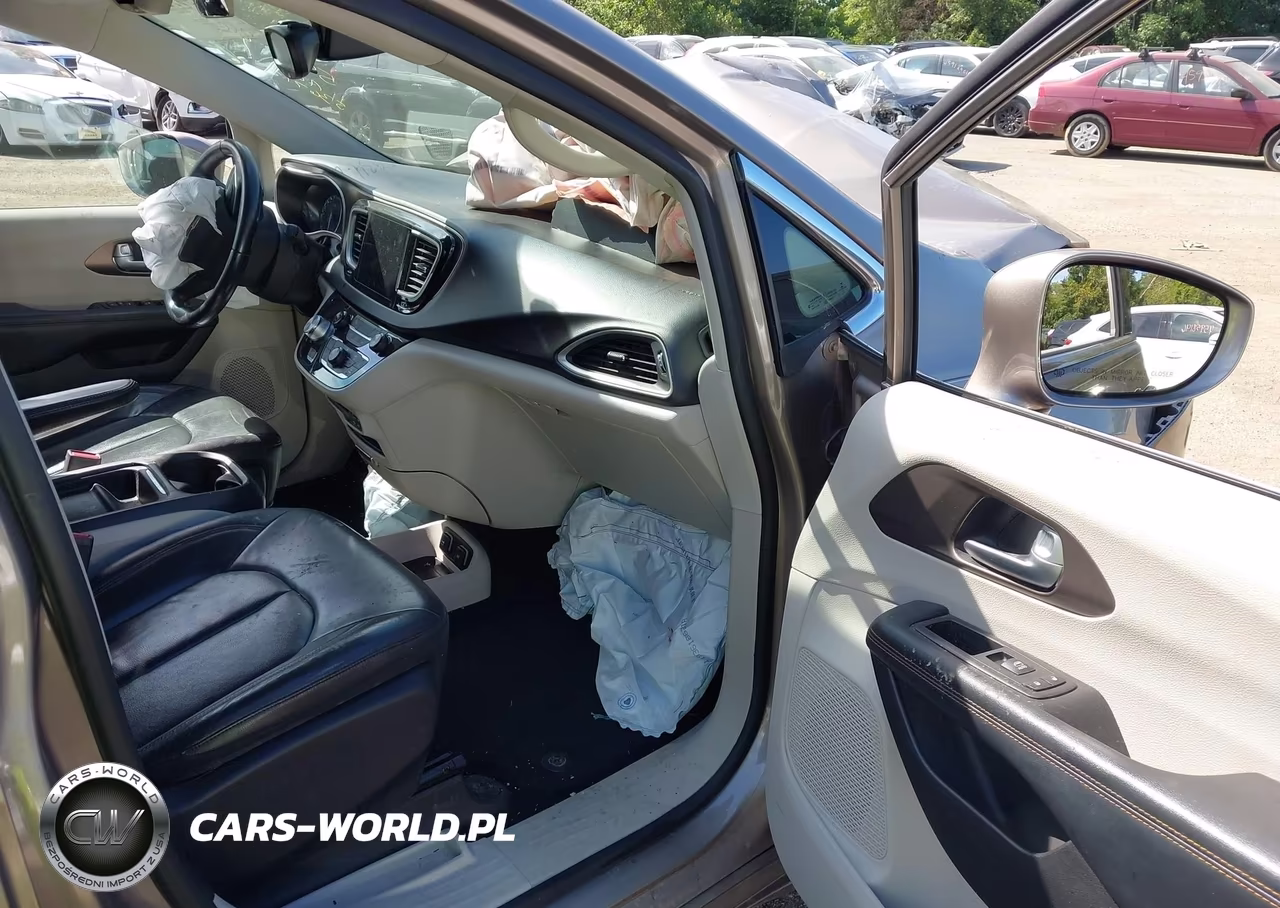 2017 Chrysler Pacifica Touring-L VIN:2C4RC1BG6HR536712 - 5