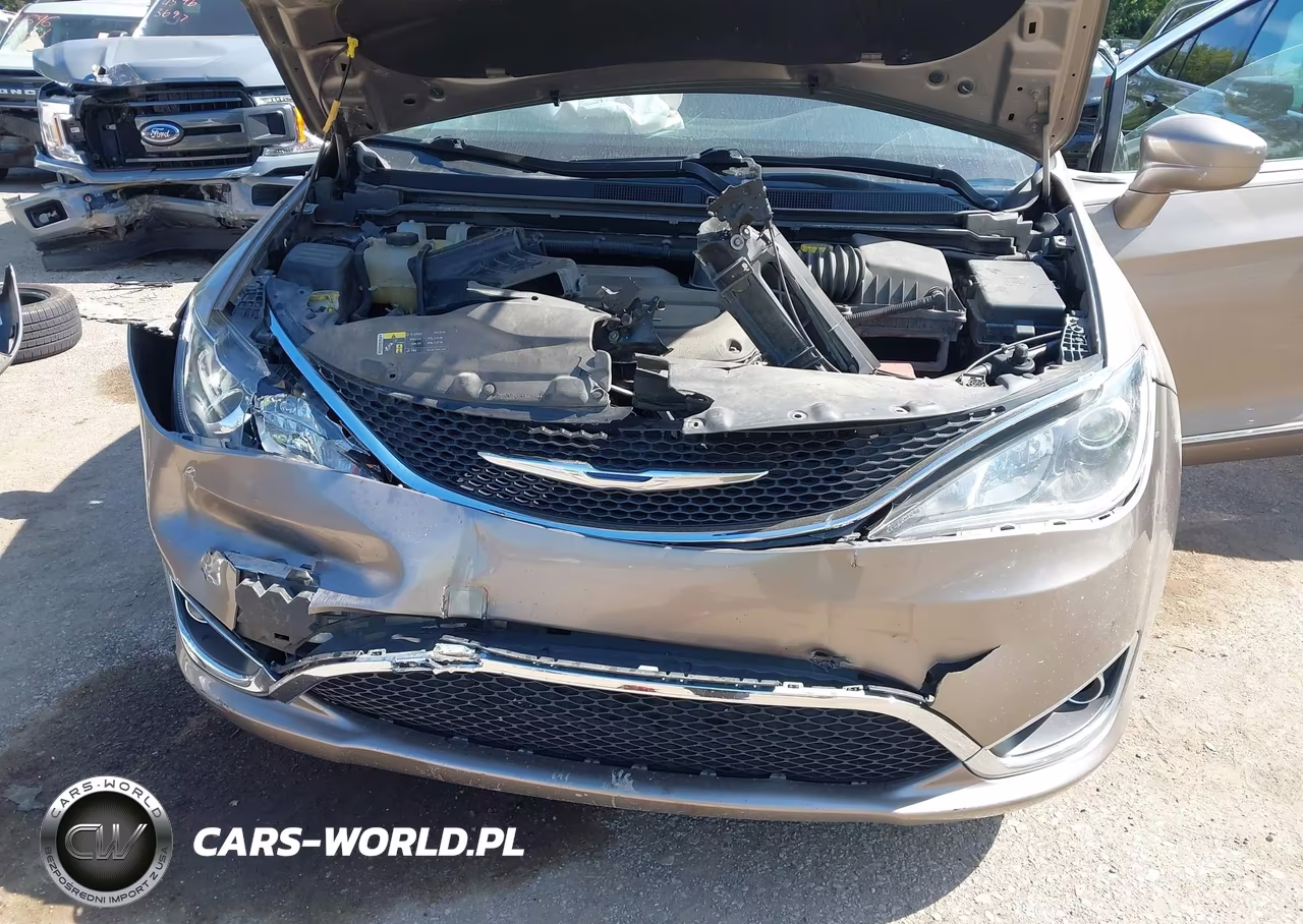 2017 Chrysler Pacifica Touring-L VIN:2C4RC1BG6HR536712 - 6