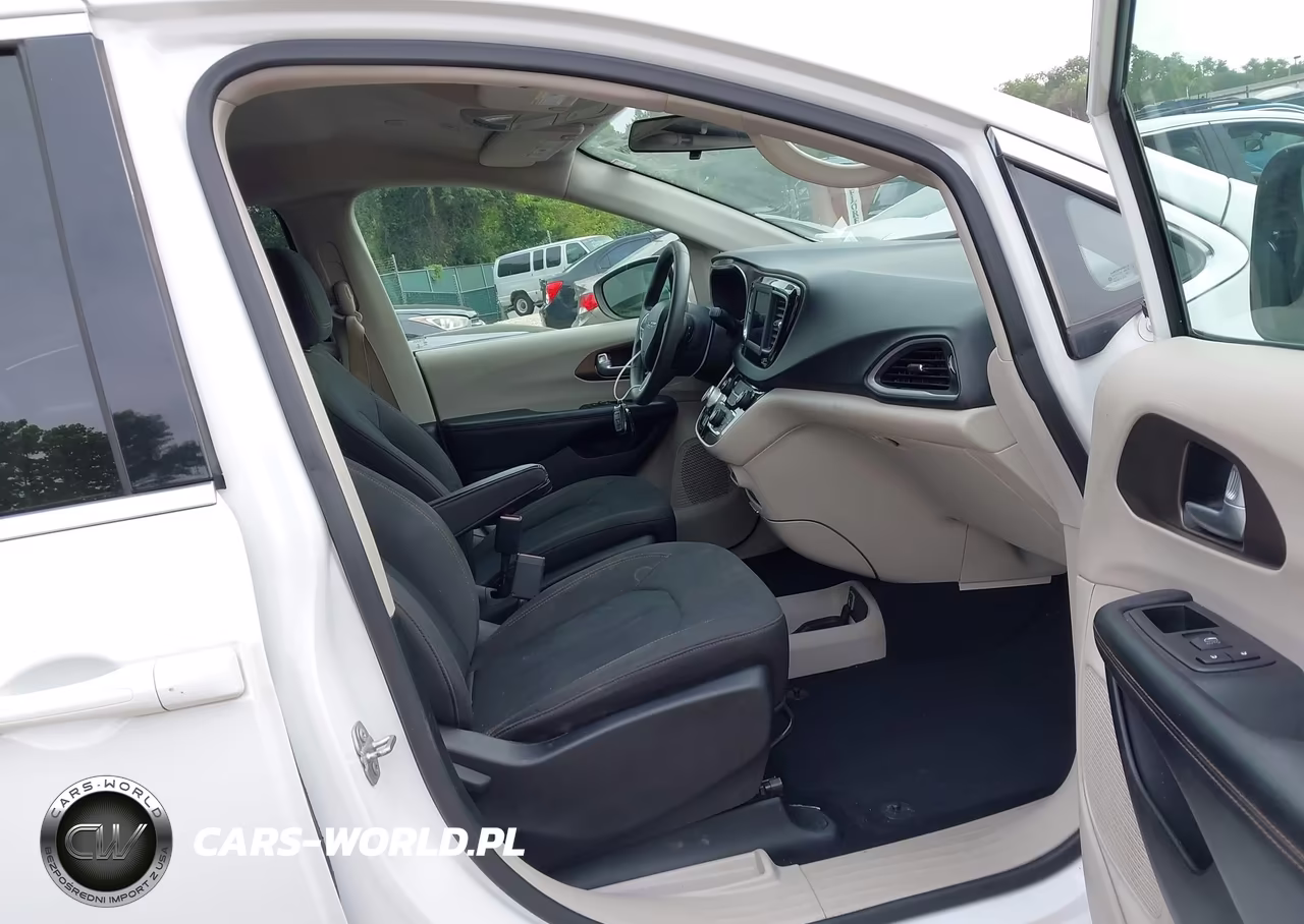 2018 Chrysler Pacifica Lx VIN:2C4RC1CG5JR261547 - 5