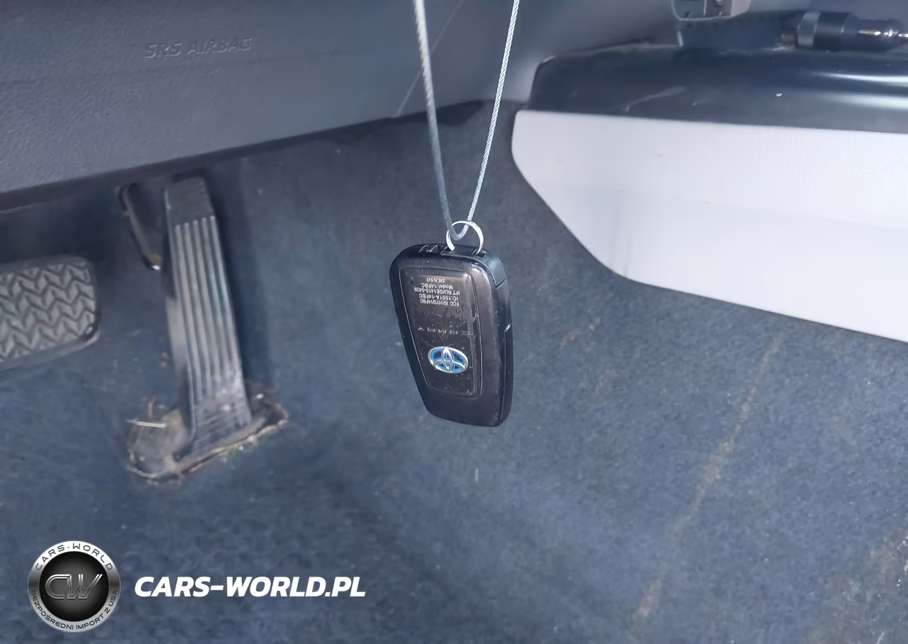 2020 Toyota Camry Le Hybrid VIN:4T1C31AK6LU014083 - 11