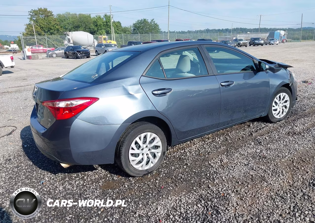 2018 Toyota Corolla Le VIN:2T1BURHE8JC978058 - 4