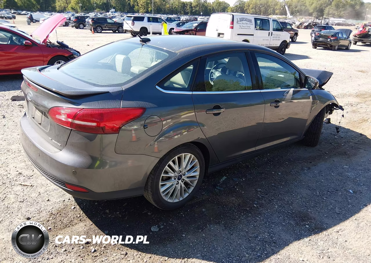 2018 Ford Focus Titanium VIN:1FADP3J2XJL316896 - 4