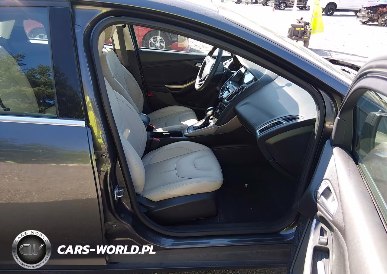 2018 Ford Focus Titanium VIN:1FADP3J2XJL316896 - 5