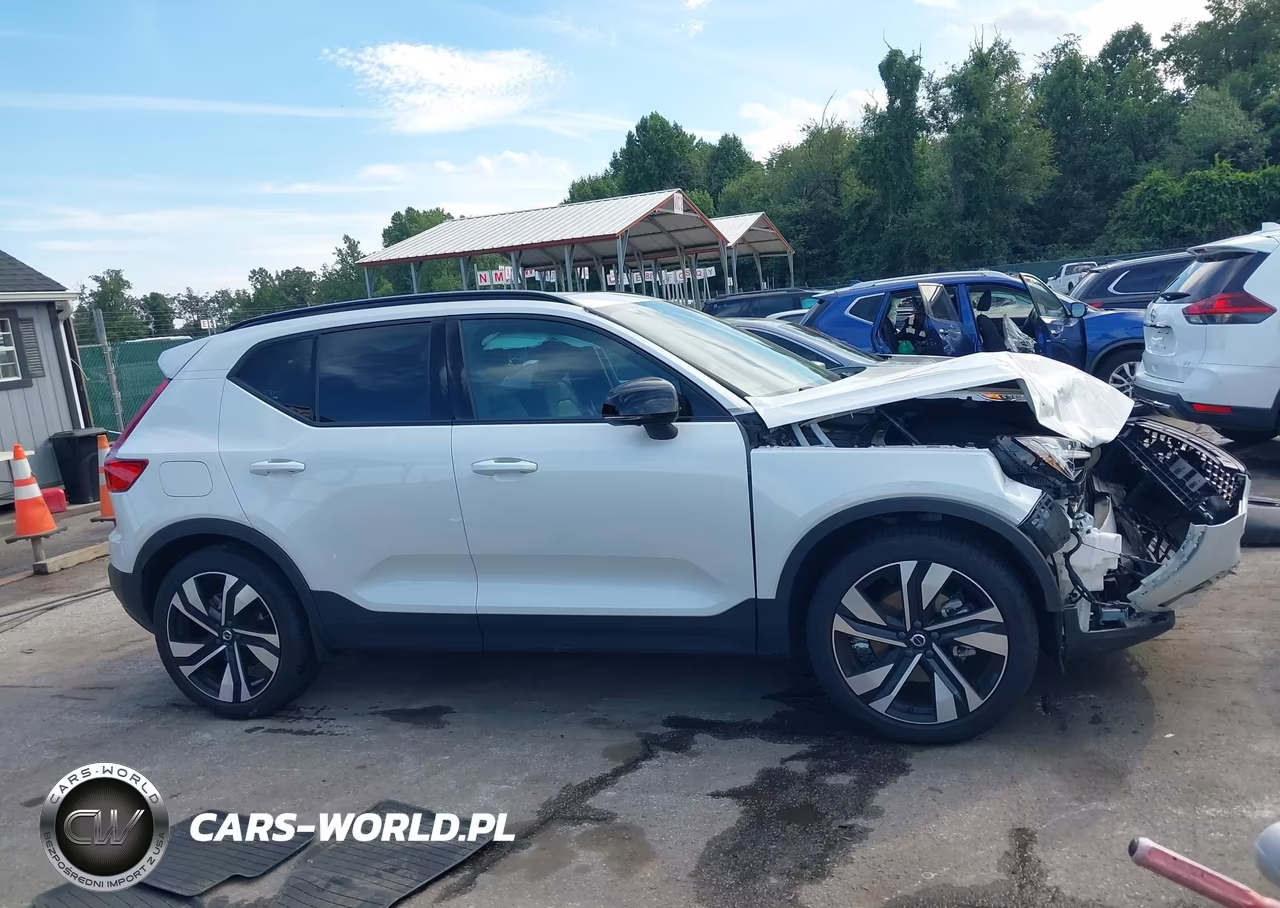 2025 Volvo Xc40 B5 Plus Dark Theme VIN:YV4L12UC4S2489906 - 13