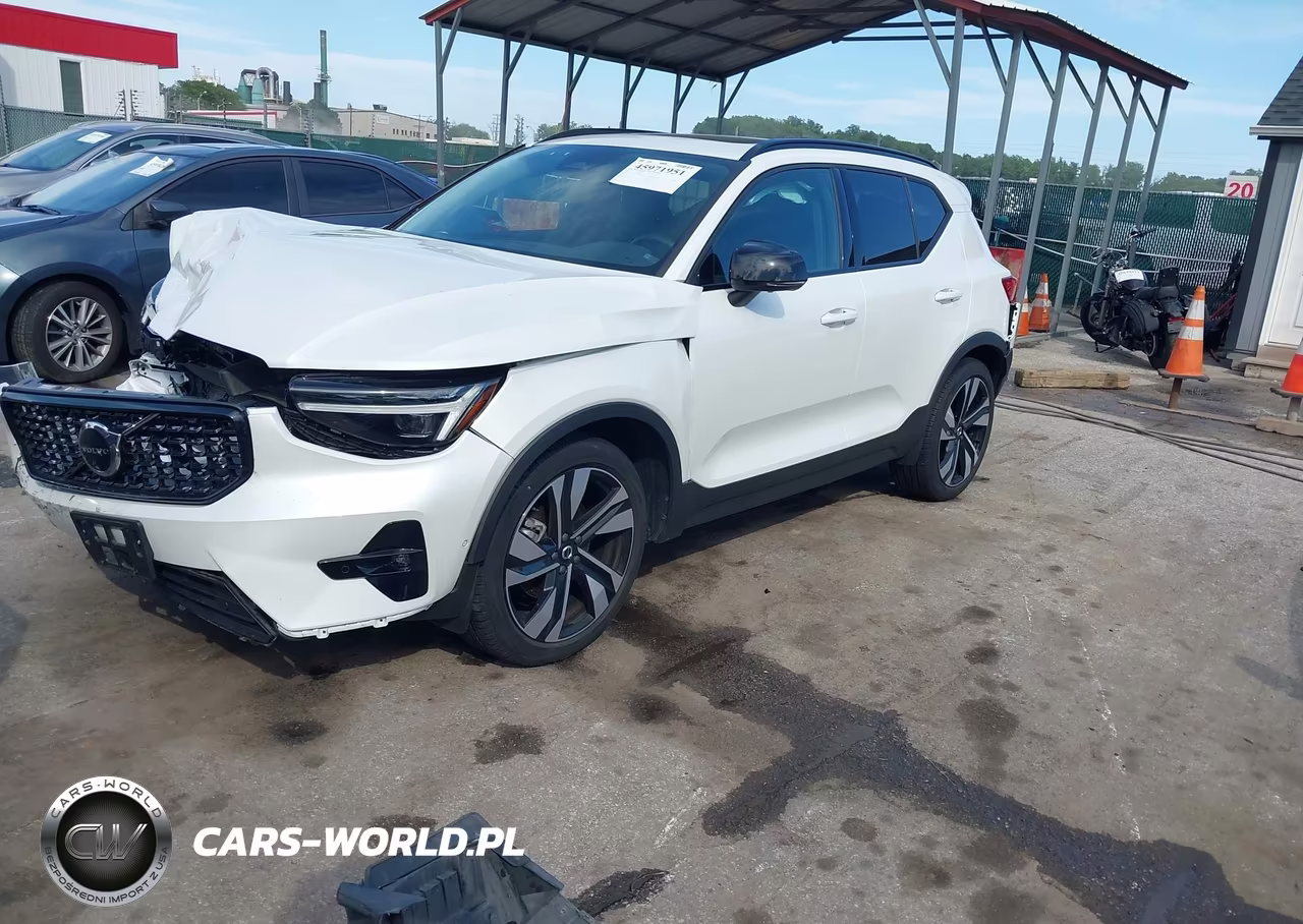 2025 Volvo Xc40 B5 Plus Dark Theme VIN:YV4L12UC4S2489906 - 2