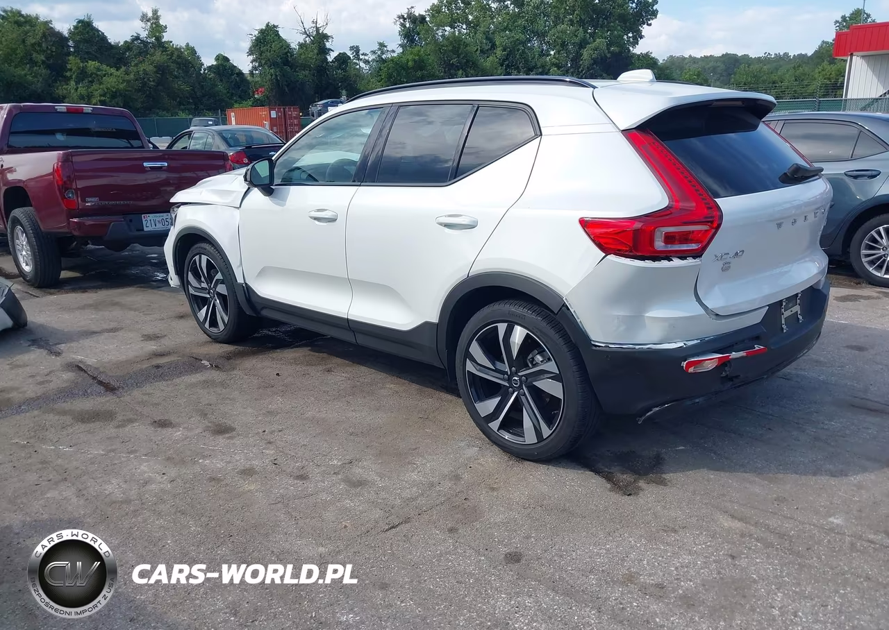 2025 Volvo Xc40 B5 Plus Dark Theme VIN:YV4L12UC4S2489906 - 3