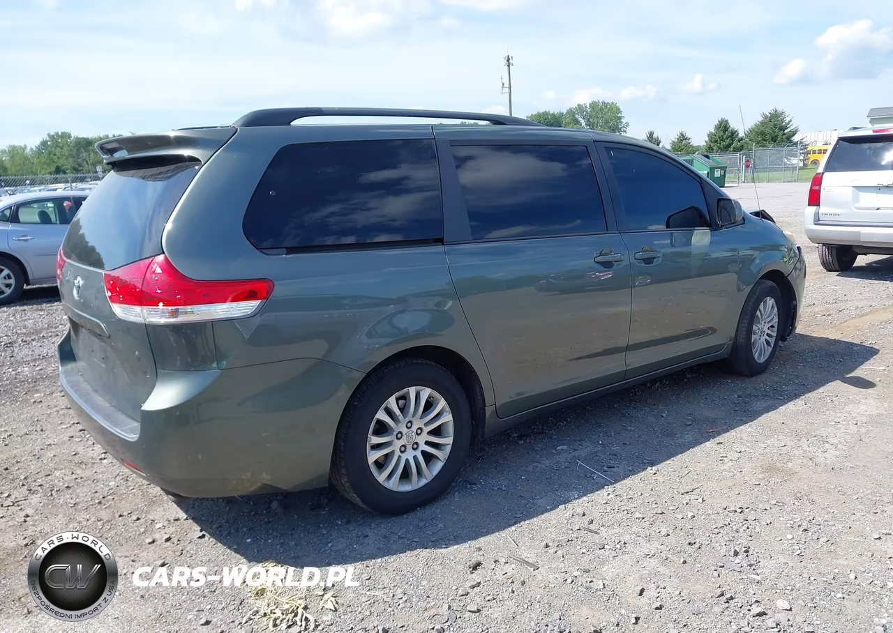 2013 Toyota Sienna Xle V6 8 Passenger VIN:5TDYK3DC9DS365136 - 4