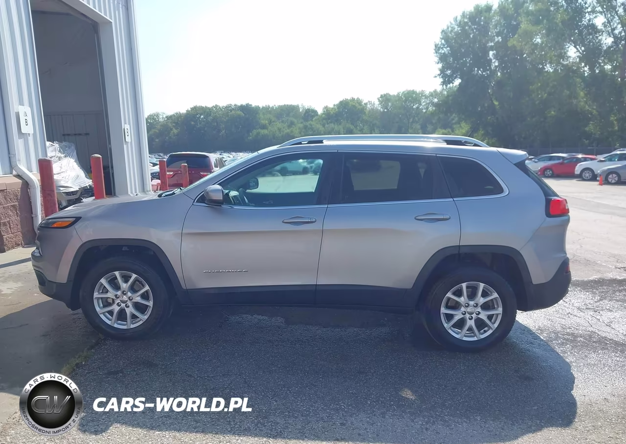 2018 Jeep Cherokee Latitude 4X4 VIN:1C4PJMCB4JD528599 - 19