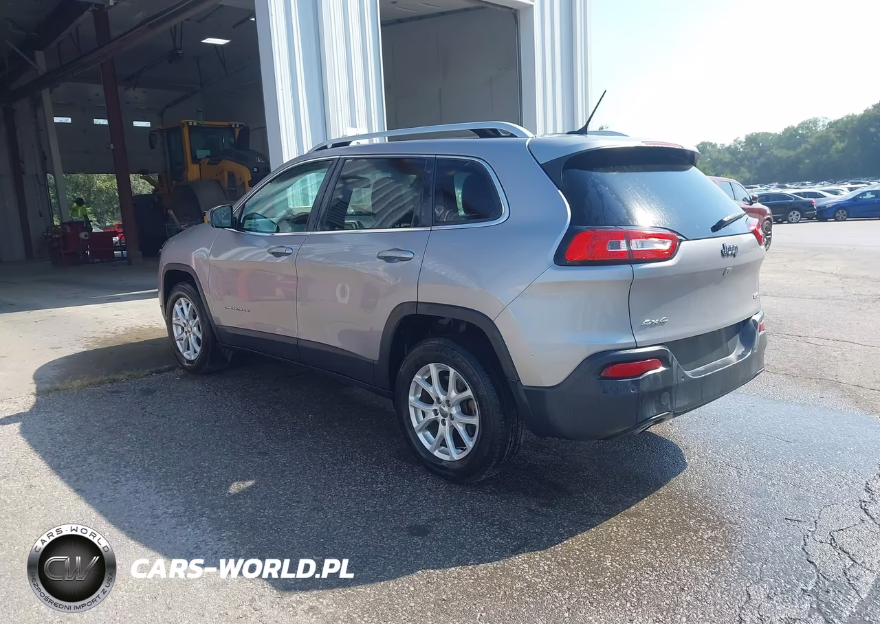 2018 Jeep Cherokee Latitude 4X4 VIN:1C4PJMCB4JD528599 - 3