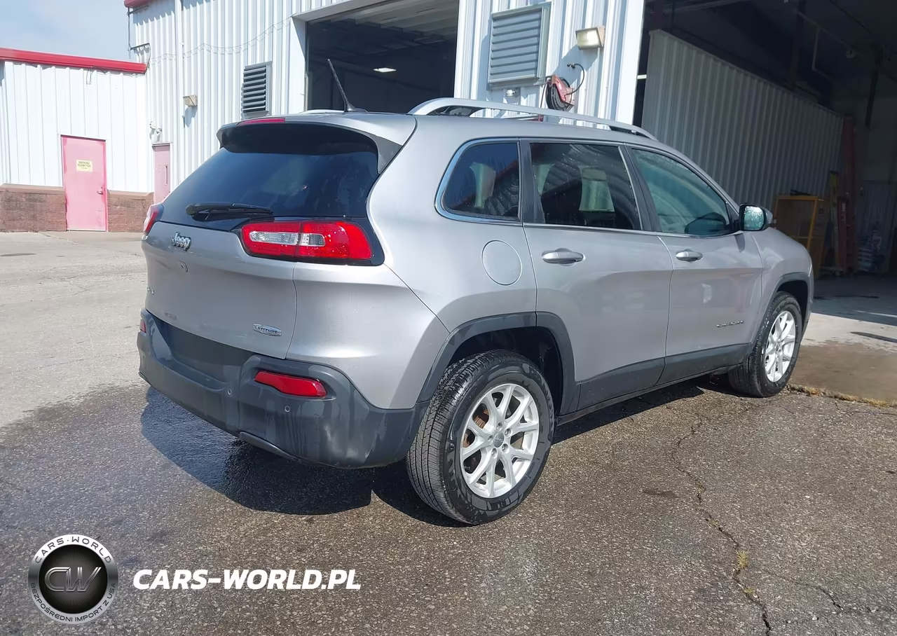 2018 Jeep Cherokee Latitude 4X4 VIN:1C4PJMCB4JD528599 - 4