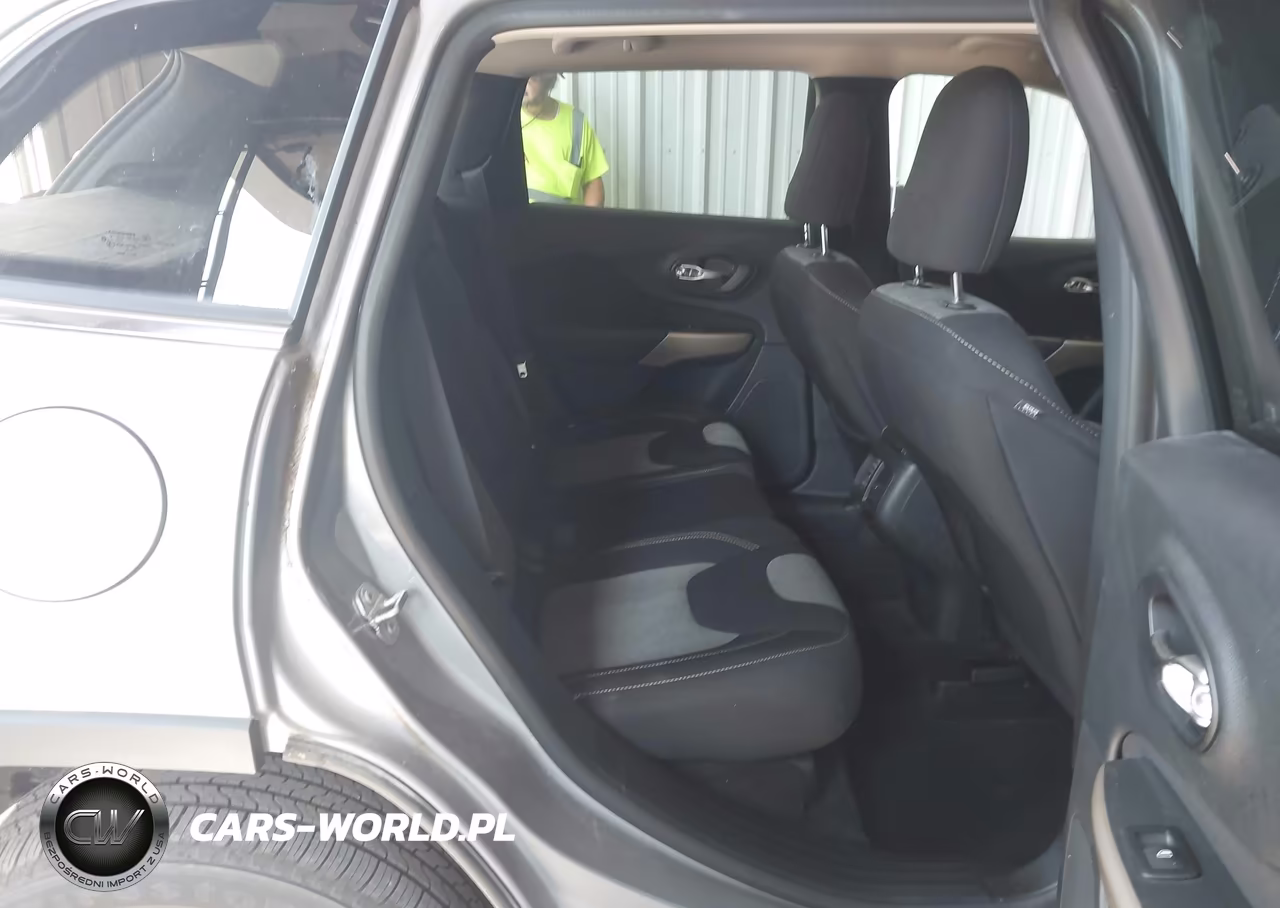2018 Jeep Cherokee Latitude 4X4 VIN:1C4PJMCB4JD528599 - 8