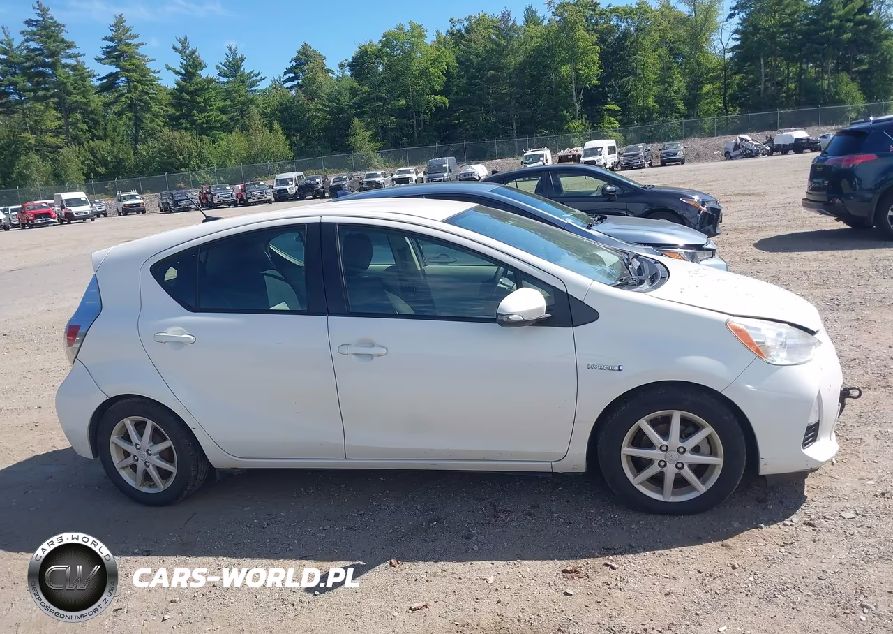 2014 Toyota Prius C Three VIN:JTDKDTB31E1062269 - 13