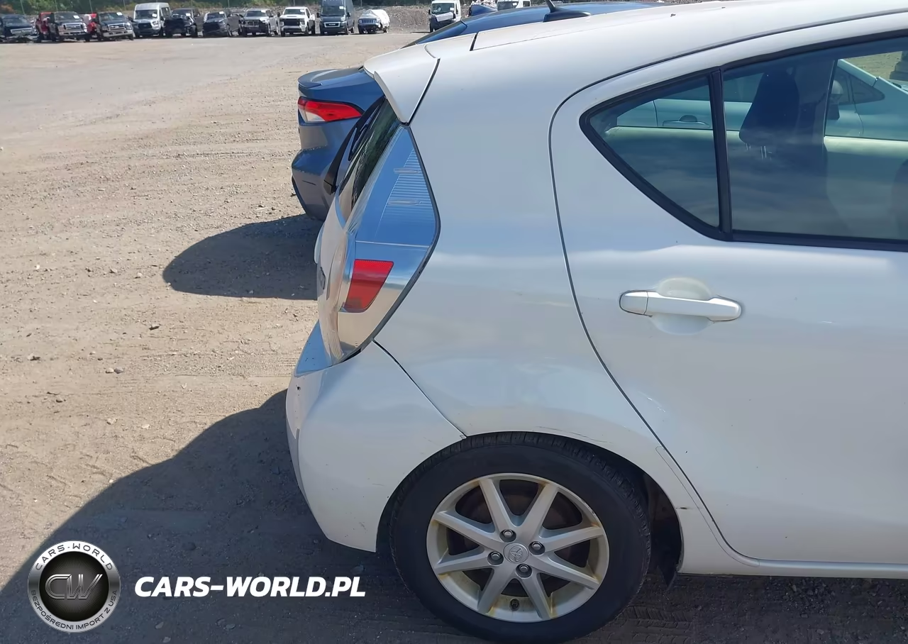 2014 Toyota Prius C Three VIN:JTDKDTB31E1062269 - 17
