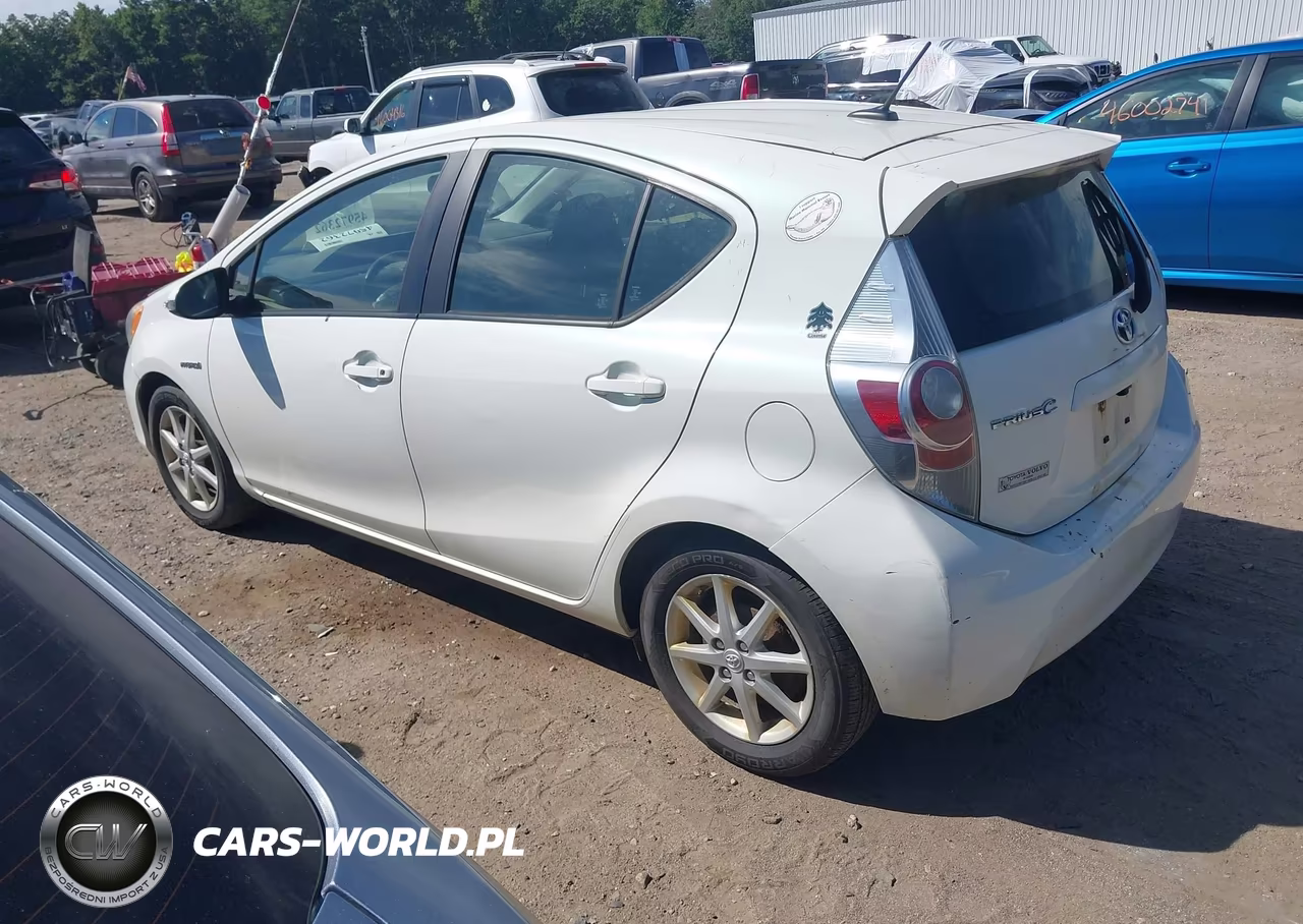 2014 Toyota Prius C Three VIN:JTDKDTB31E1062269 - 3