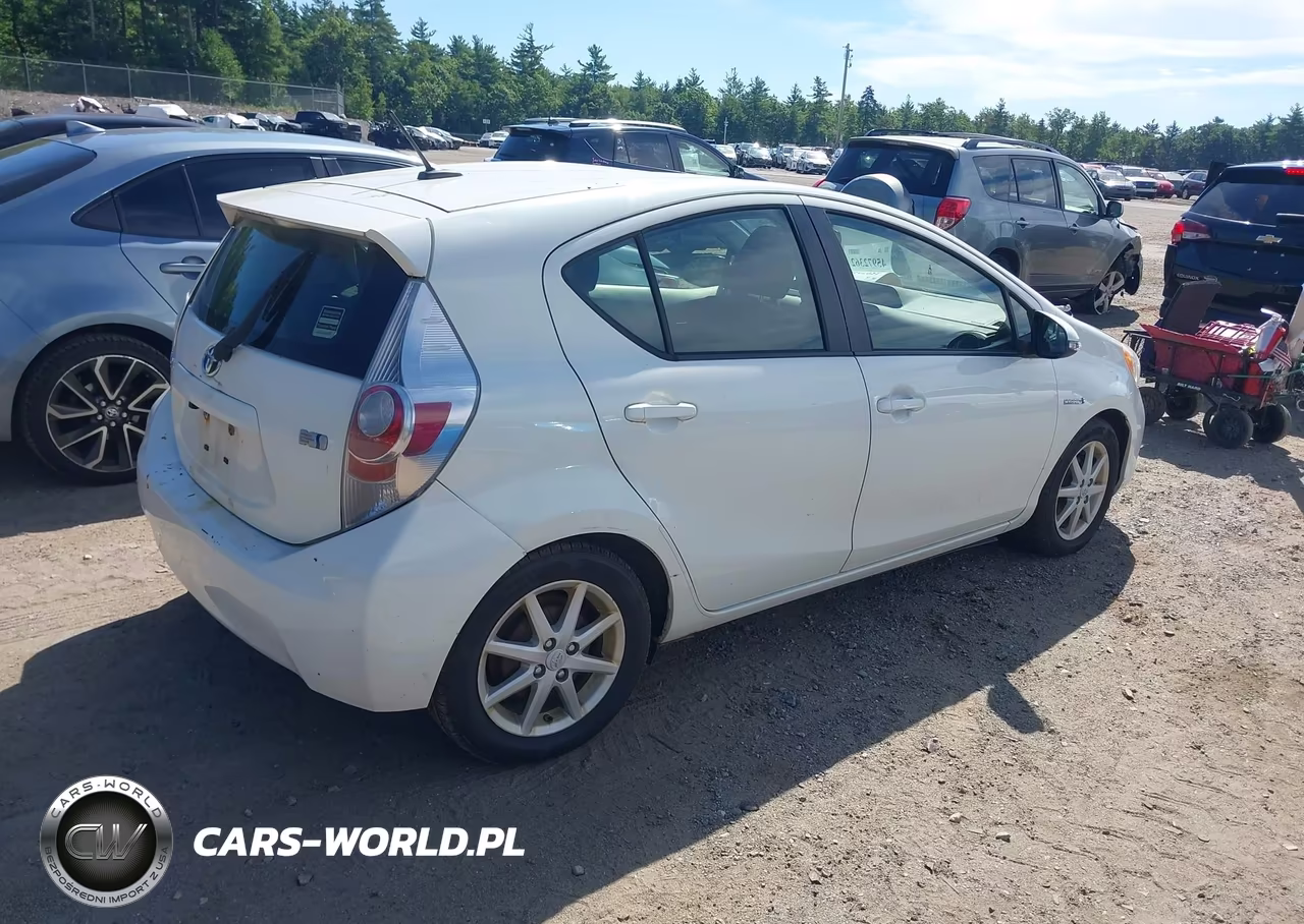 2014 Toyota Prius C Three VIN:JTDKDTB31E1062269 - 4