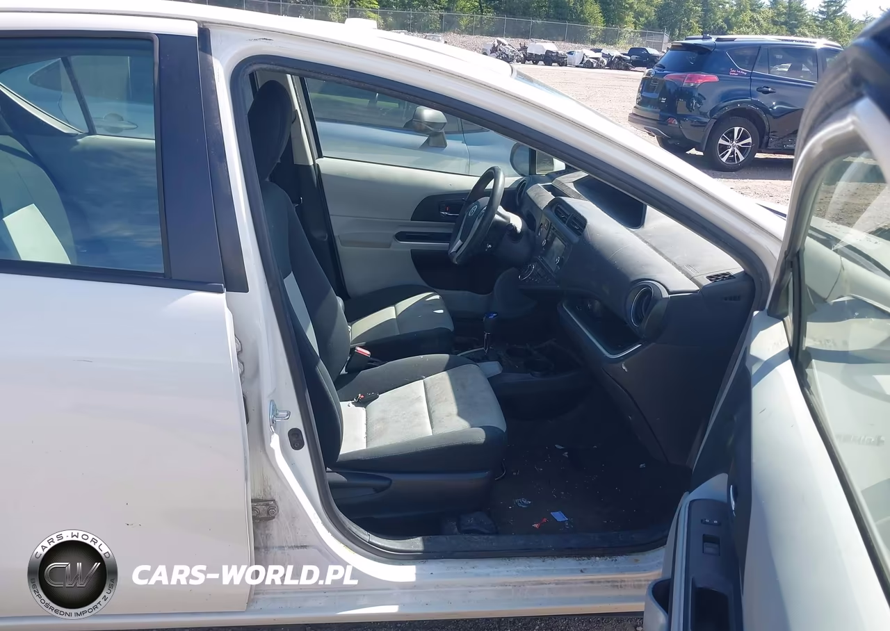 2014 Toyota Prius C Three VIN:JTDKDTB31E1062269 - 5