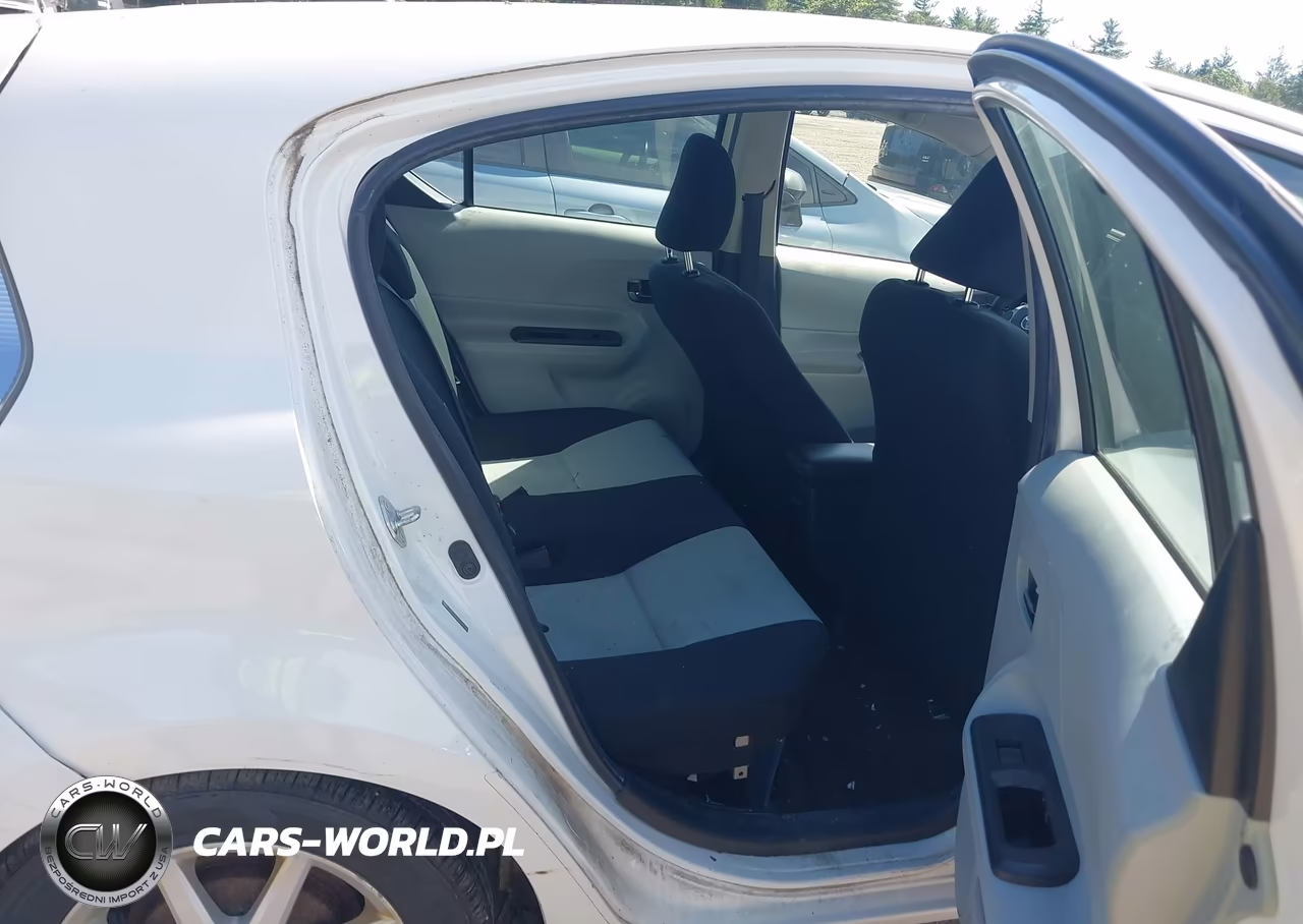 2014 Toyota Prius C Three VIN:JTDKDTB31E1062269 - 8