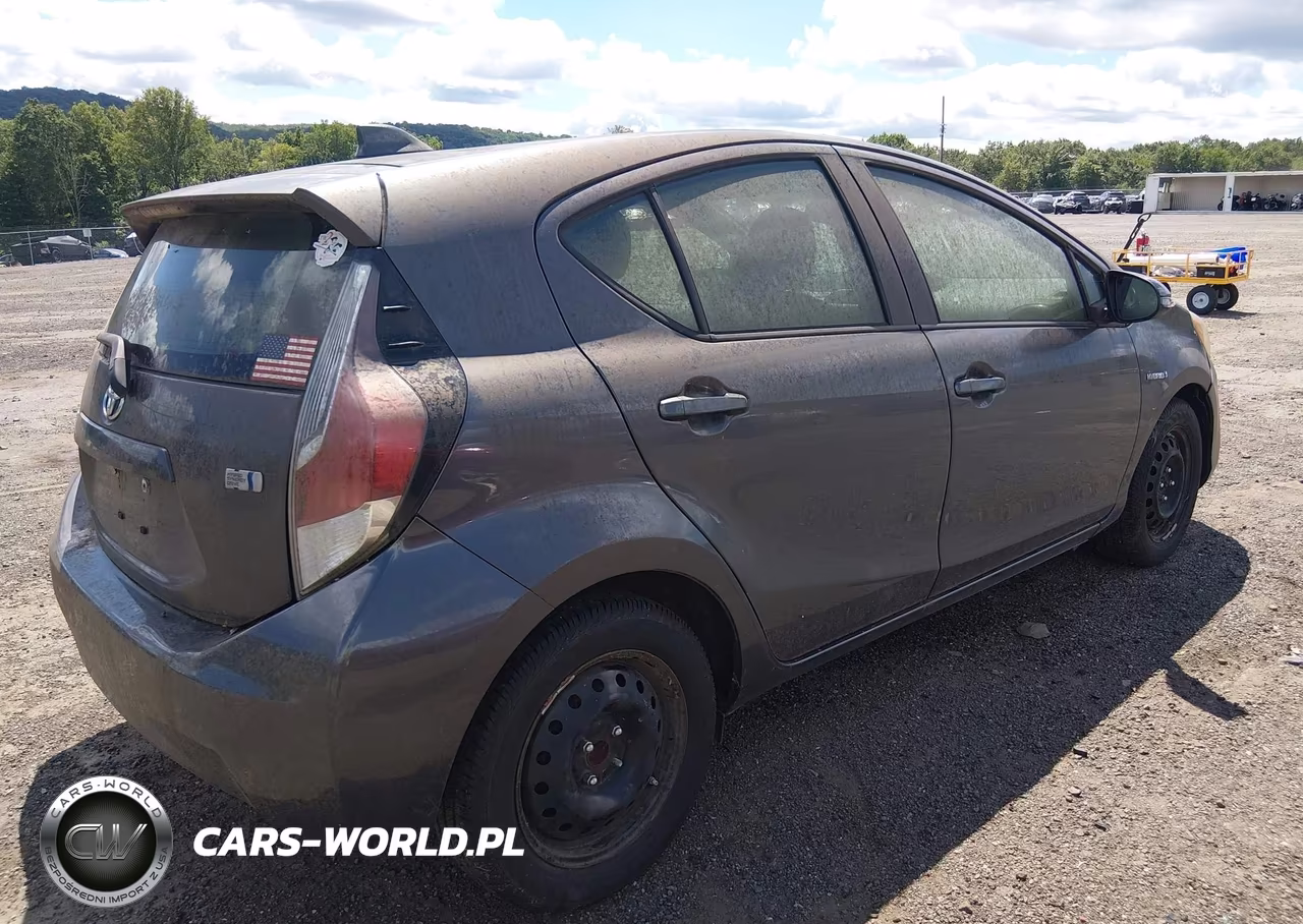 2016 Toyota Prius C Two VIN:JTDKDTB38G1121868 - 4