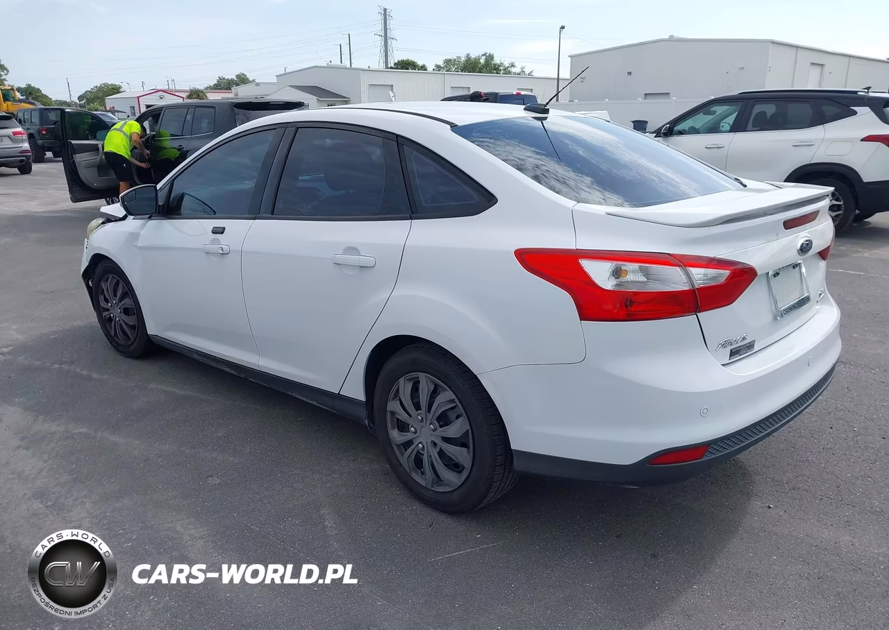 2014 Ford Focus Se VIN:1FADP3F28EL227777 - 3