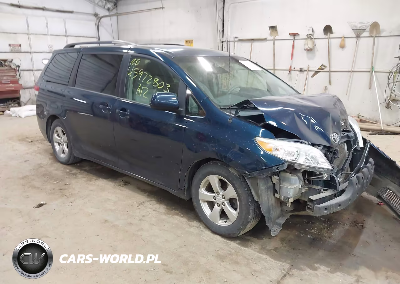 2012 Toyota Sienna Le V6 8 Passenger