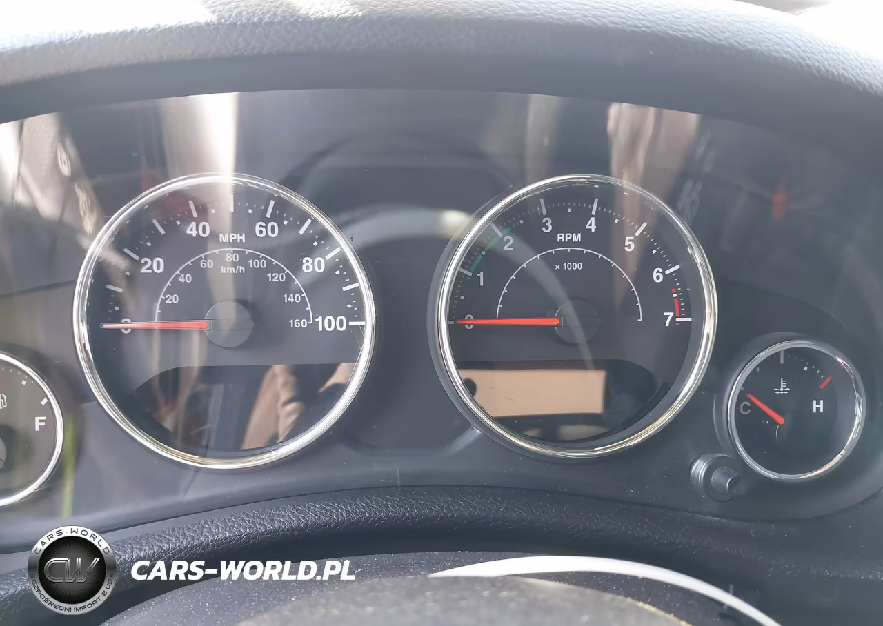 2015 Jeep Wrangler Unlimited Sahara VIN:1C4BJWEGXFL657393 - 7